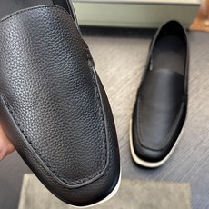 TOM FORD Cambridge 牛皮低帮运动鞋 本款运动鞋采用进口反绒小牛皮、对比边饰、圆头、正面系带、橡胶平底、 TOM FORD Cambridge 牛皮低帮运动鞋 本款运动鞋采用进口反绒小牛皮、对比边饰、圆头、正面系带、橡胶平底、