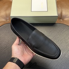 TOM FORD Cambridge 牛皮低帮运动鞋 本款运动鞋采用进口反绒小牛皮、对比边饰、圆头、正面系带、橡胶平底、 TOM FORD Cambridge 牛皮低帮运动鞋 本款运动鞋采用进口反绒小牛皮、对比边饰、圆头、正面系带、橡胶平底、