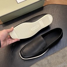 TOM FORD Cambridge 牛皮低帮运动鞋 本款运动鞋采用进口反绒小牛皮、对比边饰、圆头、正面系带、橡胶平底、 TOM FORD Cambridge 牛皮低帮运动鞋 本款运动鞋采用进口反绒小牛皮、对比边饰、圆头、正面系带、橡胶平底、