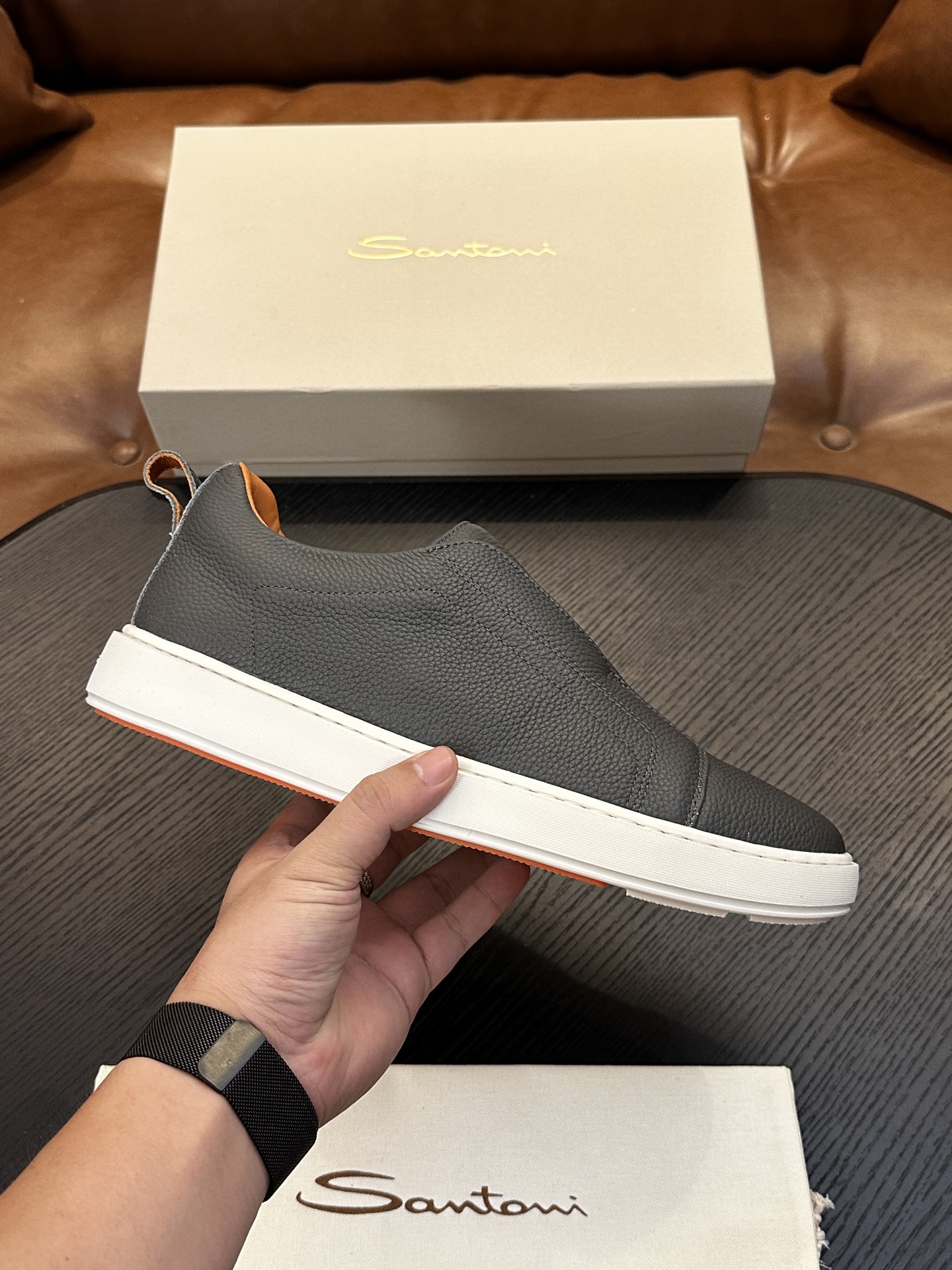 🌾Santoni(圣东尼）意大利男士手工小牛皮鞋出货！这个意大利纯手工鞋履品牌的每一双鞋设计简洁经典，上脚非常舒适百搭！