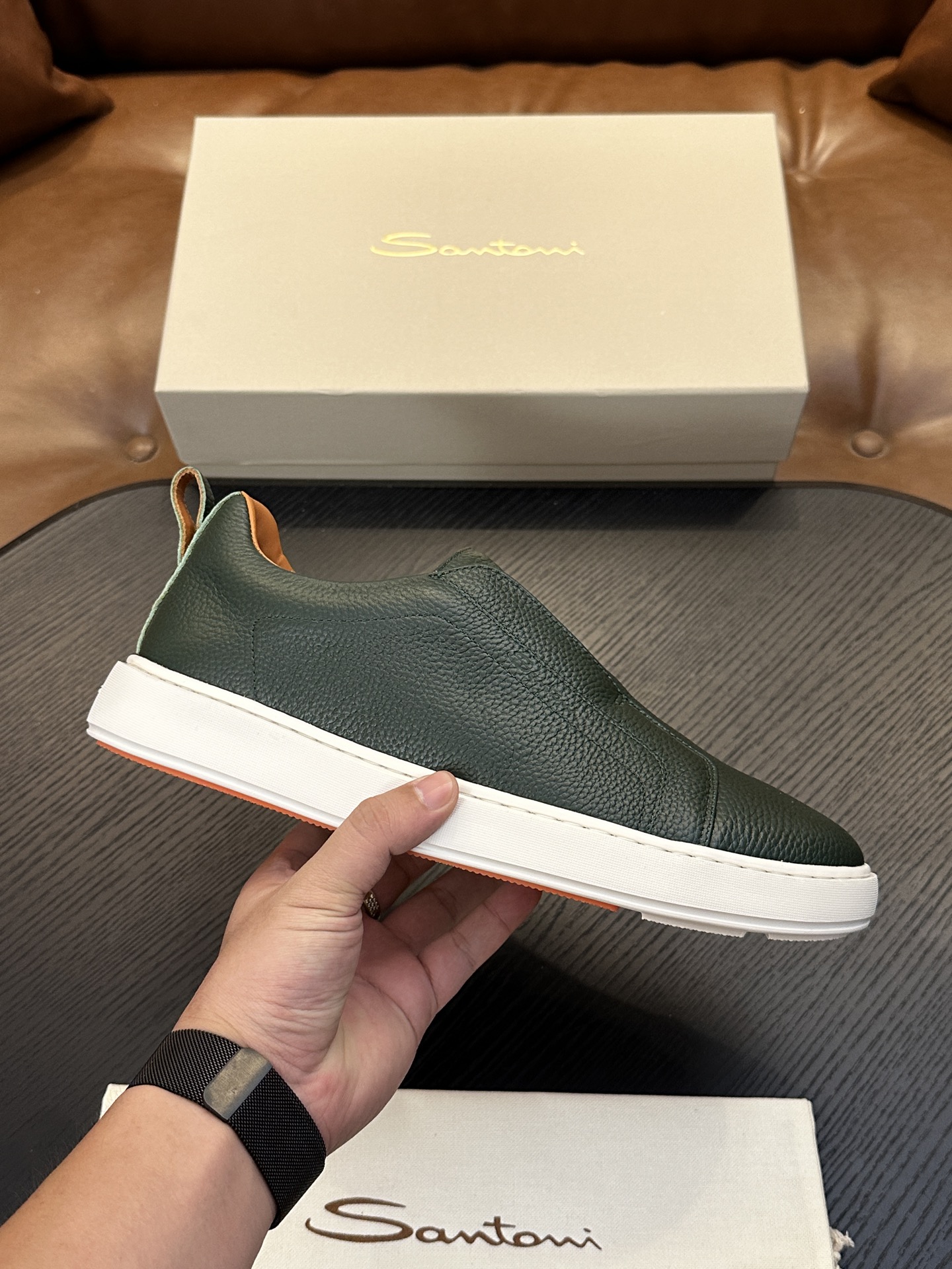 🌾Santoni(圣东尼）意大利男士手工小牛皮鞋出货！这个意大利纯手工鞋履品牌的每一双鞋设计简洁经典，上脚非常舒适百搭！