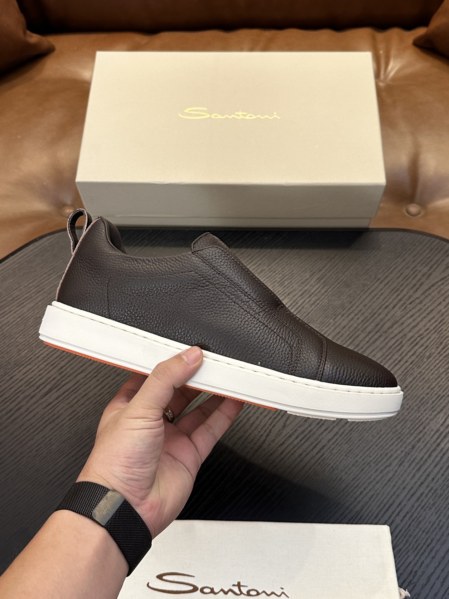 🌾Santoni(圣东尼）意大利男士手工小牛皮鞋出货！这个意大利纯手工鞋履品牌的每一双鞋设计简洁经典，上脚非常舒适百搭！