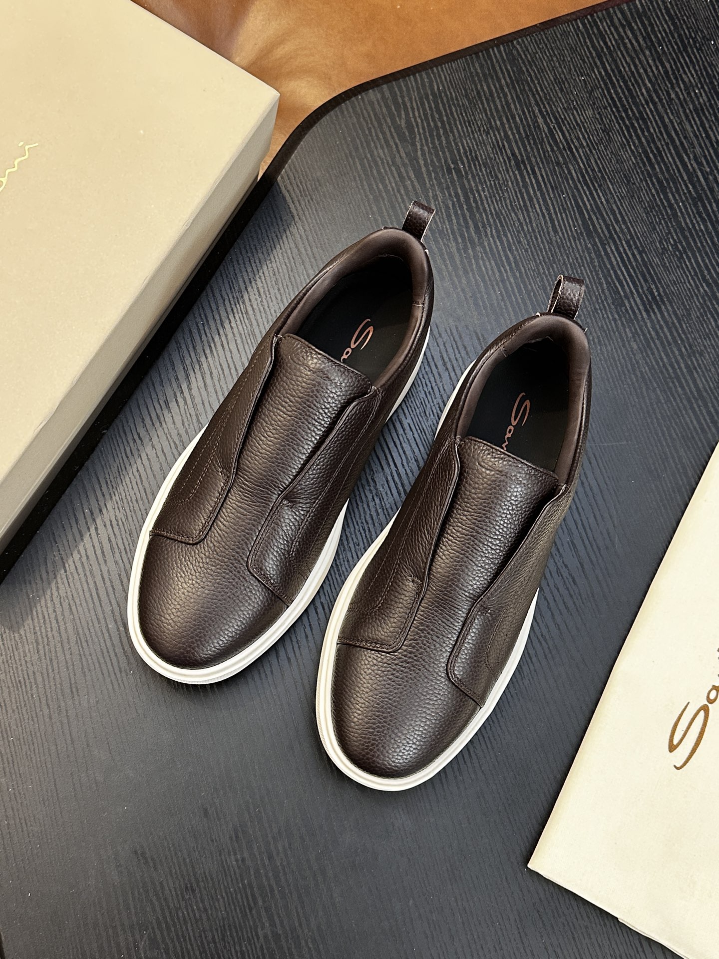 🌾Santoni(圣东尼)意大利男士手工小牛皮鞋出货!这个意大利纯手工鞋履品牌的每一双鞋设计简洁经典,上脚非常舒适百搭! 🌾Santoni(圣东尼)意大利男士手工小牛皮鞋出货!这个意大利纯手工鞋履品牌的每一双鞋设计简洁经典,上脚非常舒适百搭!
