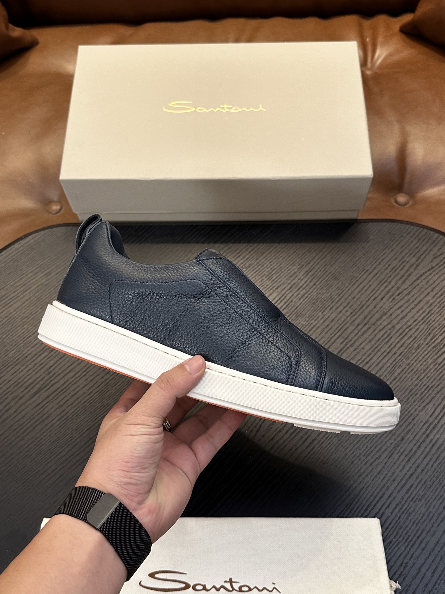 🌾Santoni(圣东尼）意大利男士手工小牛皮鞋出货！这个意大利纯手工鞋履品牌的每一双鞋设计简洁经典，上脚非常舒适百搭！