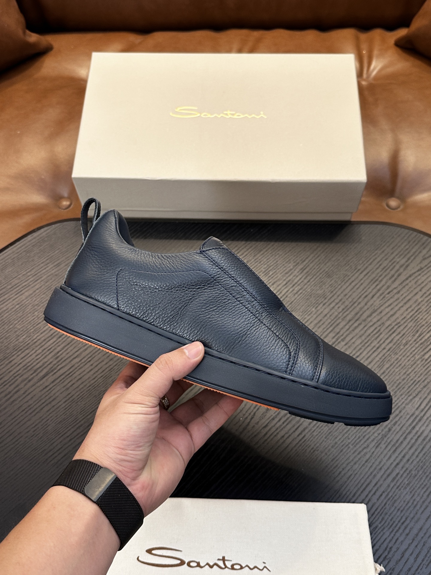 🌾Santoni(圣东尼）意大利男士手工小牛皮鞋出货！这个意大利纯手工鞋履品牌的每一双鞋设计简洁经典，上脚非常舒适百搭！