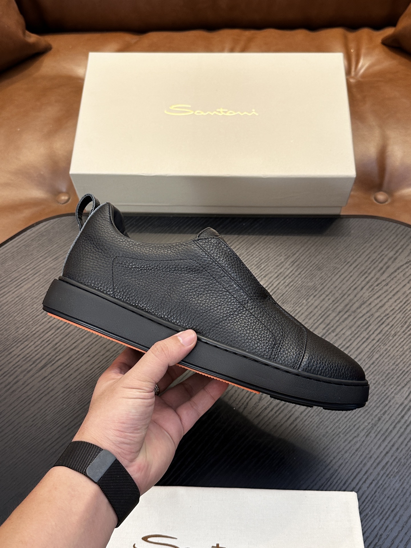 🌾Santoni(圣东尼）意大利男士手工小牛皮鞋出货！这个意大利纯手工鞋履品牌的每一双鞋设计简洁经典，上脚非常舒适百搭！