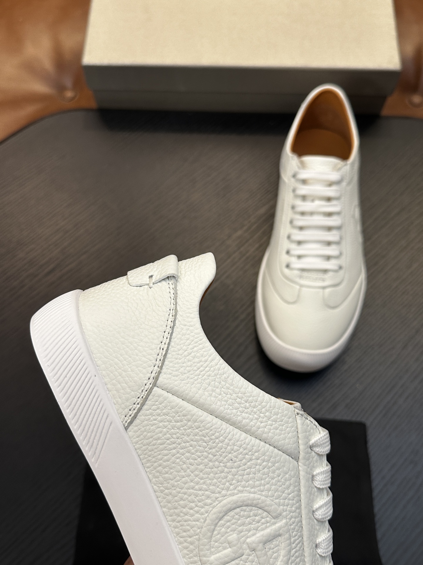 【新款】GIORGIOARMANI(乔治阿玛尼主线)绒面革撞色后跟运动鞋 此款GIORGIOARMANI休闲鞋打造舒适轻 【新款】GIORGIOARMANI(乔治阿玛尼主线)绒面革撞色后跟运动鞋 此款GIORGIOARMANI休闲鞋打造舒适轻
