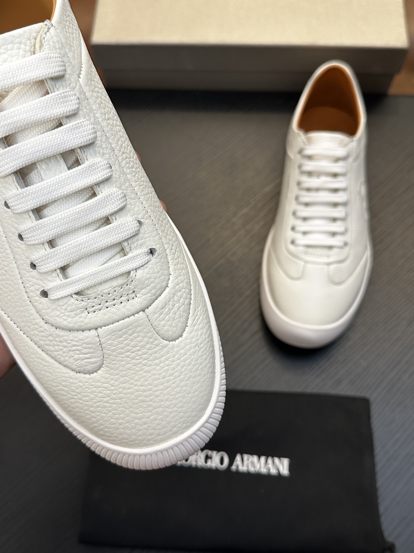 【新款】GIORGIOARMANI(乔治阿玛尼主线)绒面革撞色后跟运动鞋 此款GIORGIOARMANI休闲鞋打造舒适轻 【新款】GIORGIOARMANI(乔治阿玛尼主线)绒面革撞色后跟运动鞋 此款GIORGIOARMANI休闲鞋打造舒适轻