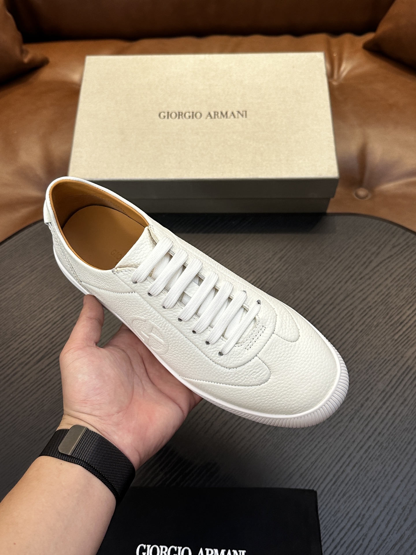【新款】GIORGIOARMANI(乔治阿玛尼主线)绒面革撞色后跟运动鞋 此款GIORGIOARMANI休闲鞋打造舒适轻 【新款】GIORGIOARMANI(乔治阿玛尼主线)绒面革撞色后跟运动鞋 此款GIORGIOARMANI休闲鞋打造舒适轻
