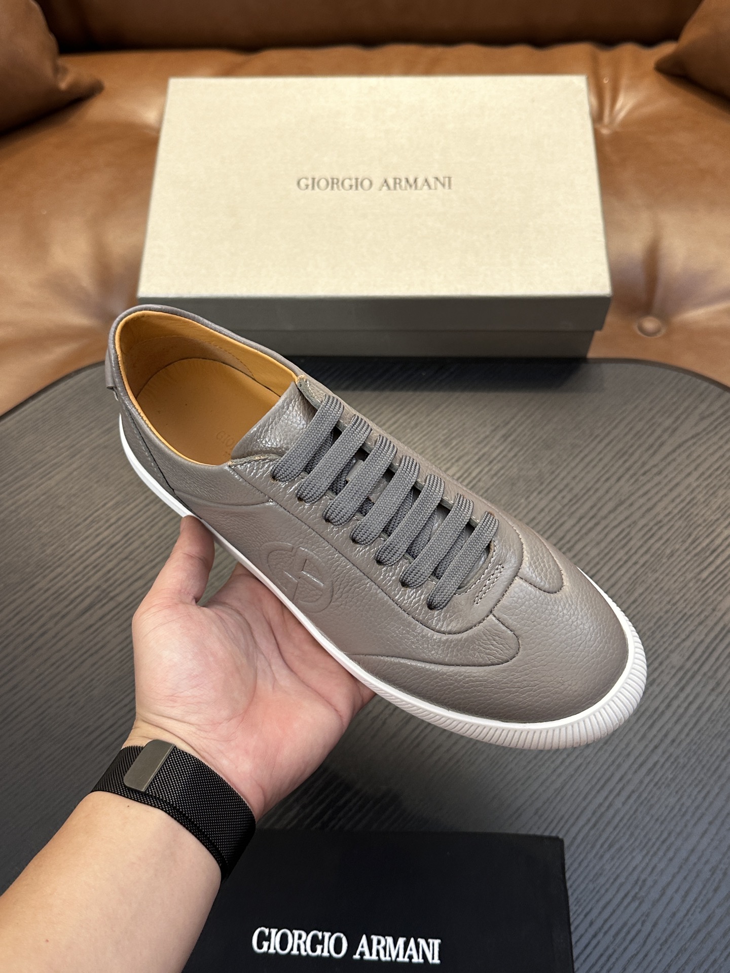 【新款】GIORGIOARMANI（乔治阿玛尼主线）绒面革撞色后跟运动鞋 此款GIORGIOARMANI休闲鞋打造舒适轻
