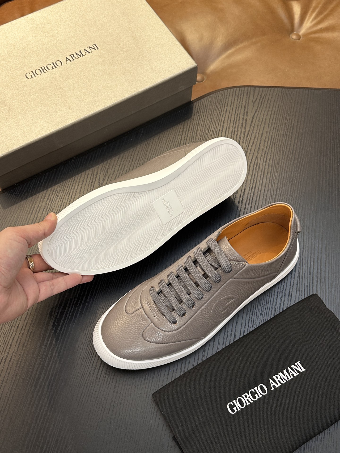 【新款】GIORGIOARMANI（乔治阿玛尼主线）绒面革撞色后跟运动鞋 此款GIORGIOARMANI休闲鞋打造舒适轻
