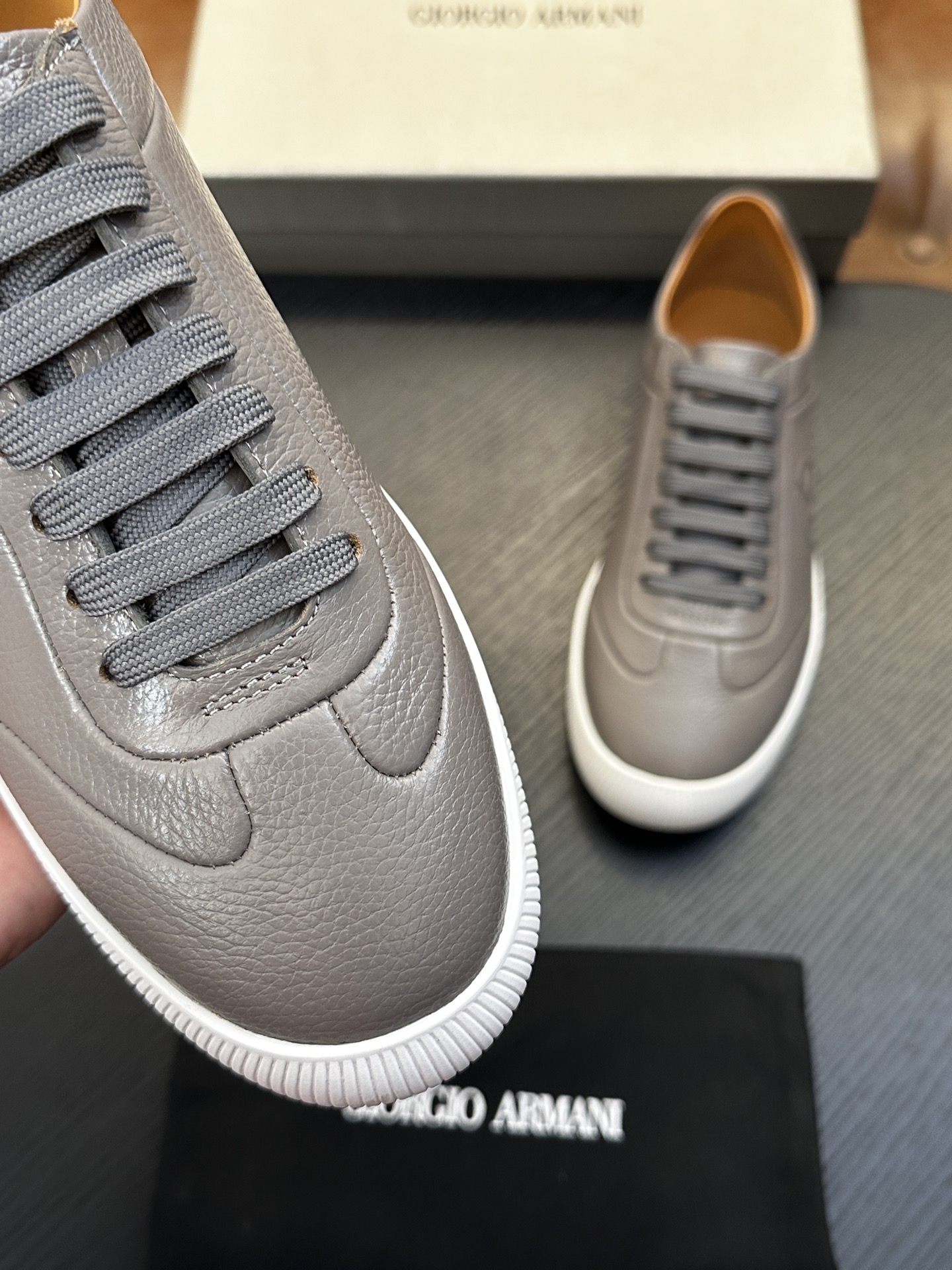 【新款】GIORGIOARMANI（乔治阿玛尼主线）绒面革撞色后跟运动鞋 此款GIORGIOARMANI休闲鞋打造舒适轻