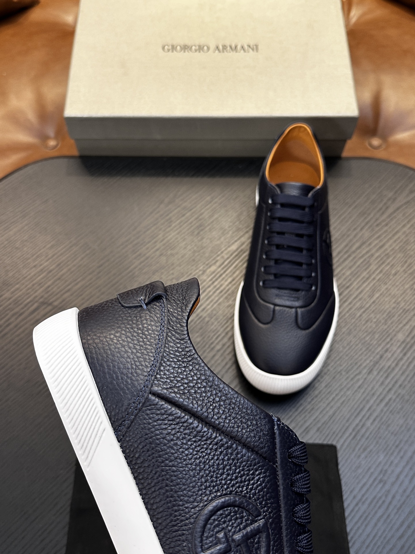 【新款】GIORGIOARMANI（乔治阿玛尼主线）绒面革撞色后跟运动鞋 此款GIORGIOARMANI休闲鞋打造舒适轻