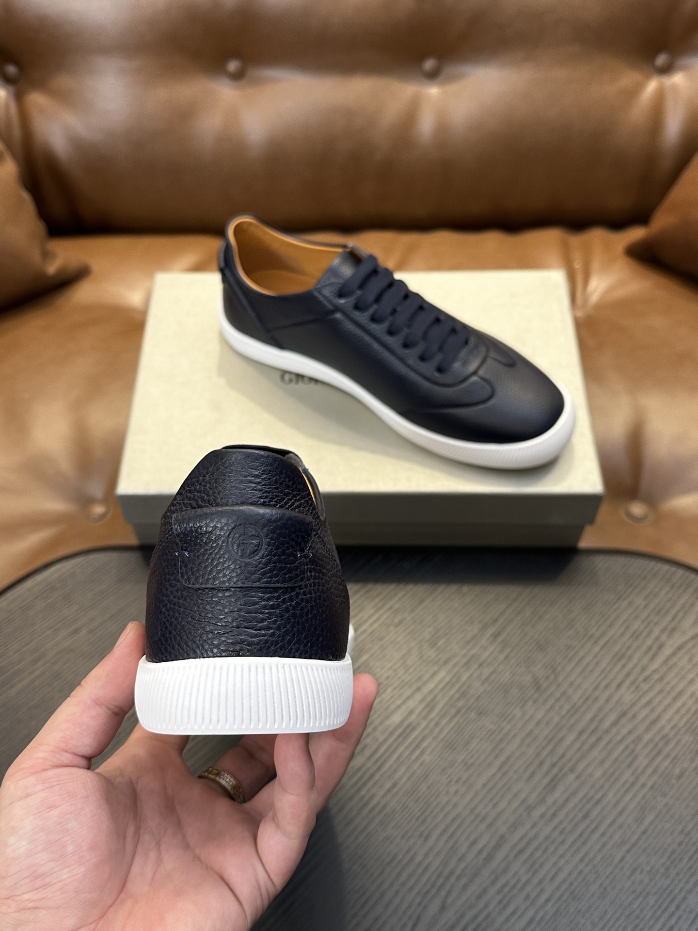 【新款】GIORGIOARMANI（乔治阿玛尼主线）绒面革撞色后跟运动鞋 此款GIORGIOARMANI休闲鞋打造舒适轻