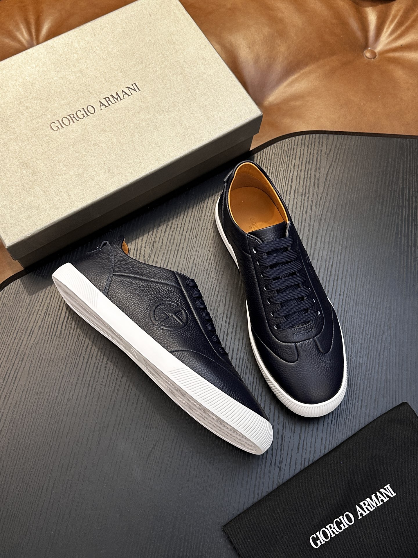 【新款】GIORGIOARMANI（乔治阿玛尼主线）绒面革撞色后跟运动鞋 此款GIORGIOARMANI休闲鞋打造舒适轻