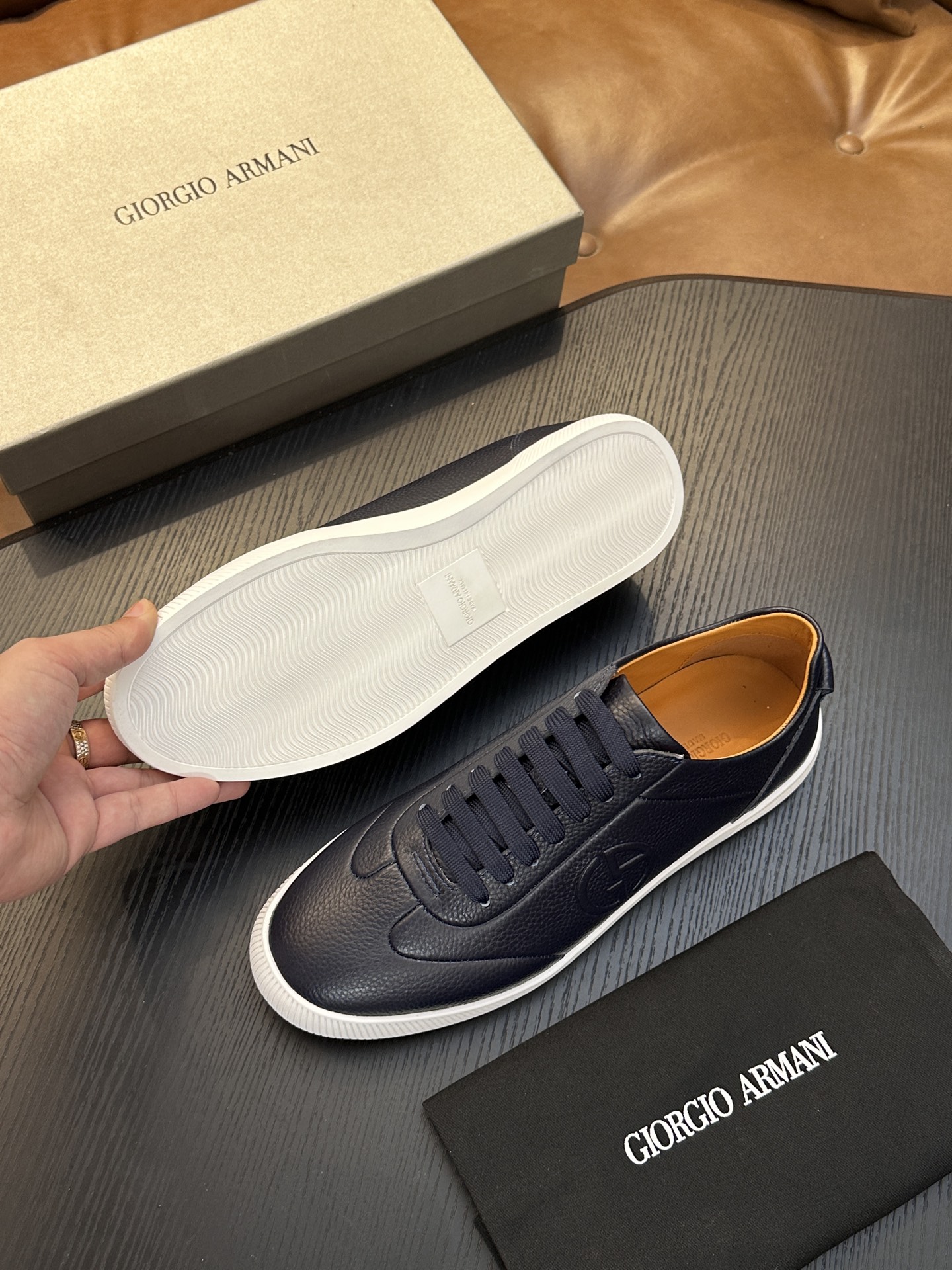 【新款】GIORGIOARMANI（乔治阿玛尼主线）绒面革撞色后跟运动鞋 此款GIORGIOARMANI休闲鞋打造舒适轻