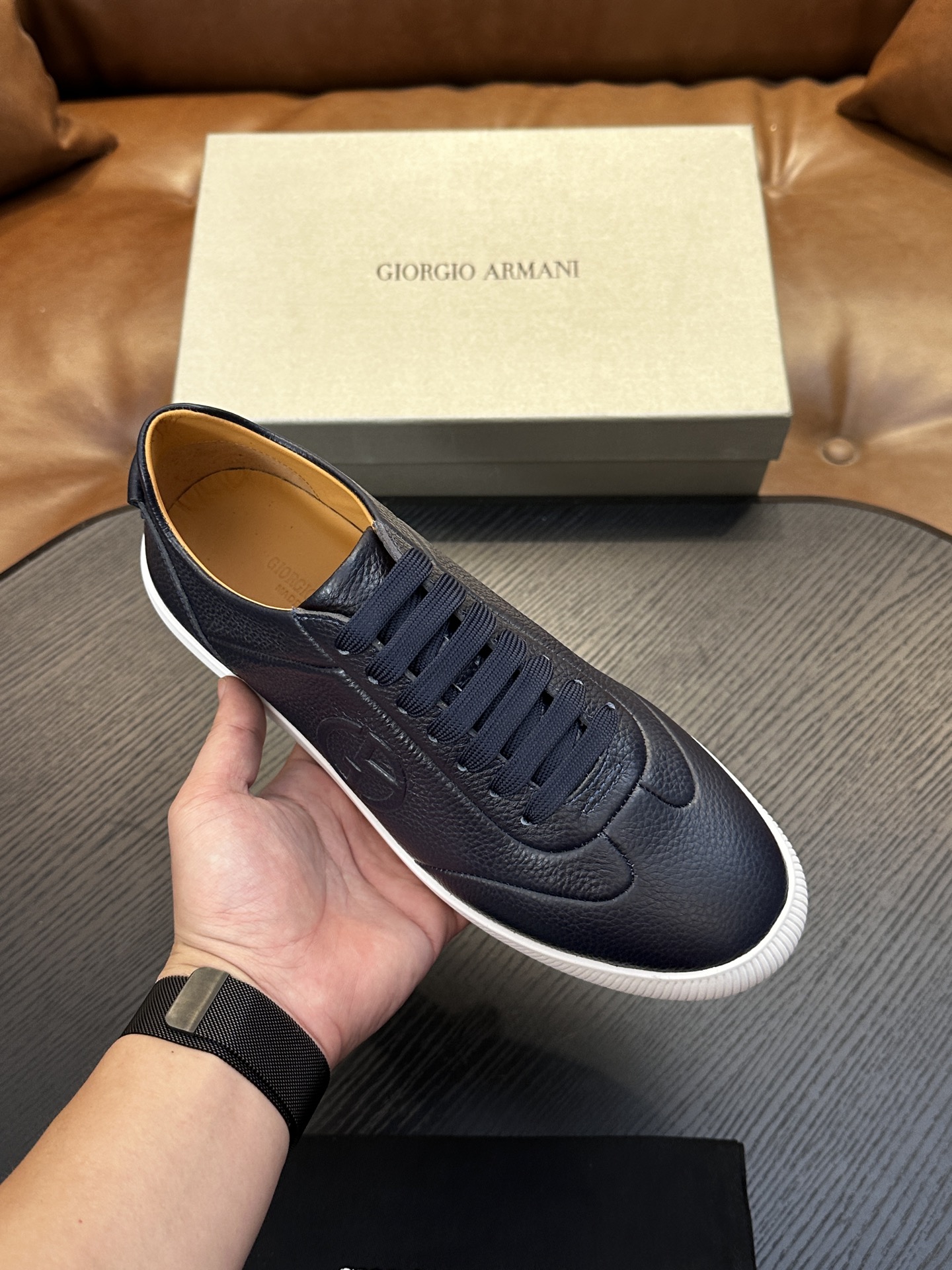 【新款】GIORGIOARMANI（乔治阿玛尼主线）绒面革撞色后跟运动鞋 此款GIORGIOARMANI休闲鞋打造舒适轻