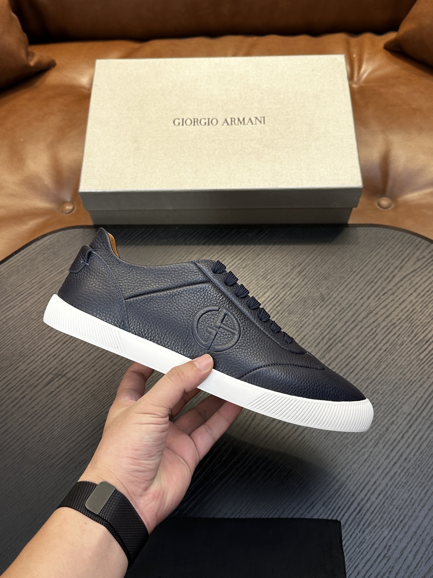 【新款】GIORGIOARMANI（乔治阿玛尼主线）绒面革撞色后跟运动鞋 此款GIORGIOARMANI休闲鞋打造舒适轻