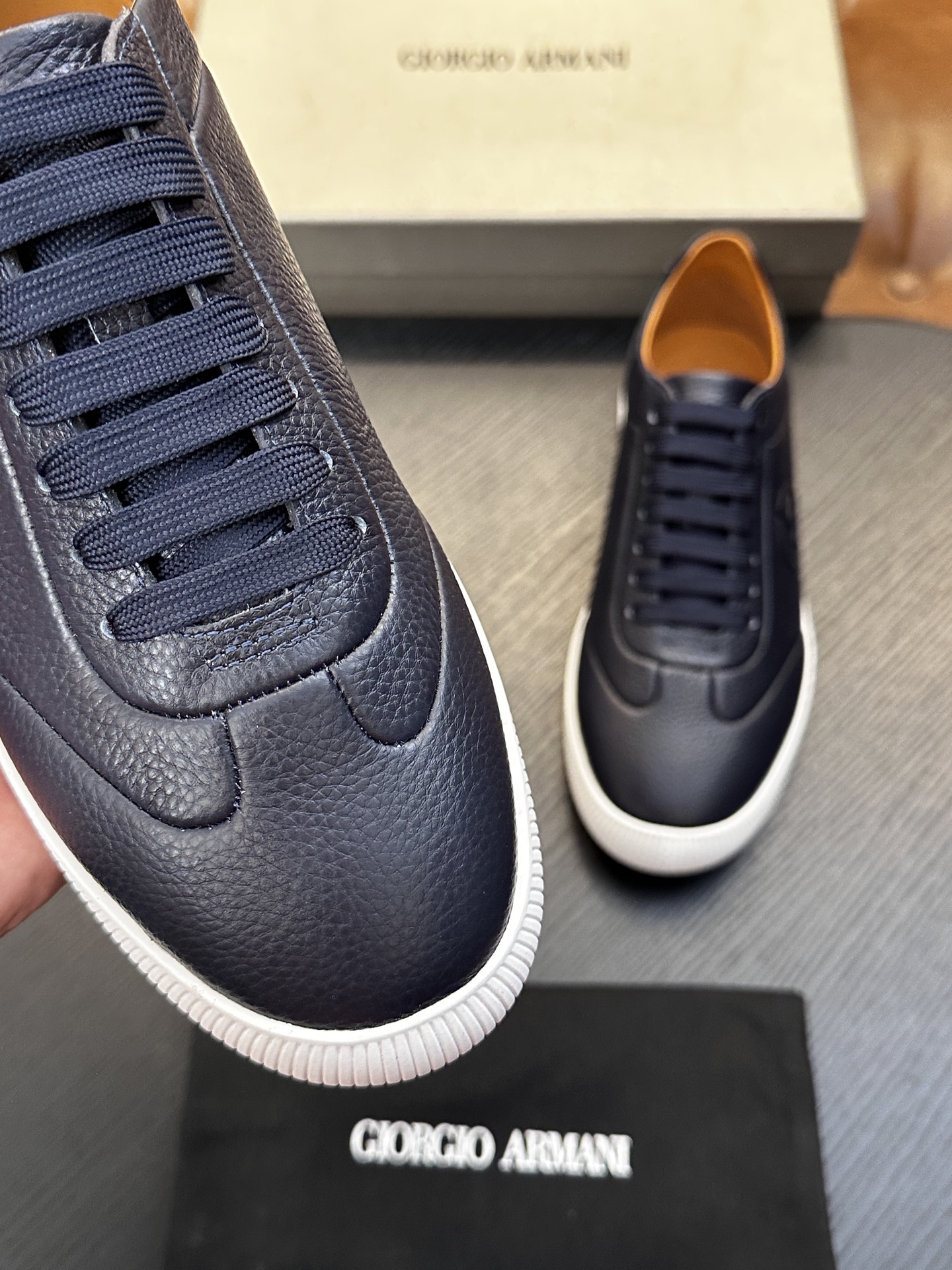 【新款】GIORGIOARMANI（乔治阿玛尼主线）绒面革撞色后跟运动鞋 此款GIORGIOARMANI休闲鞋打造舒适轻