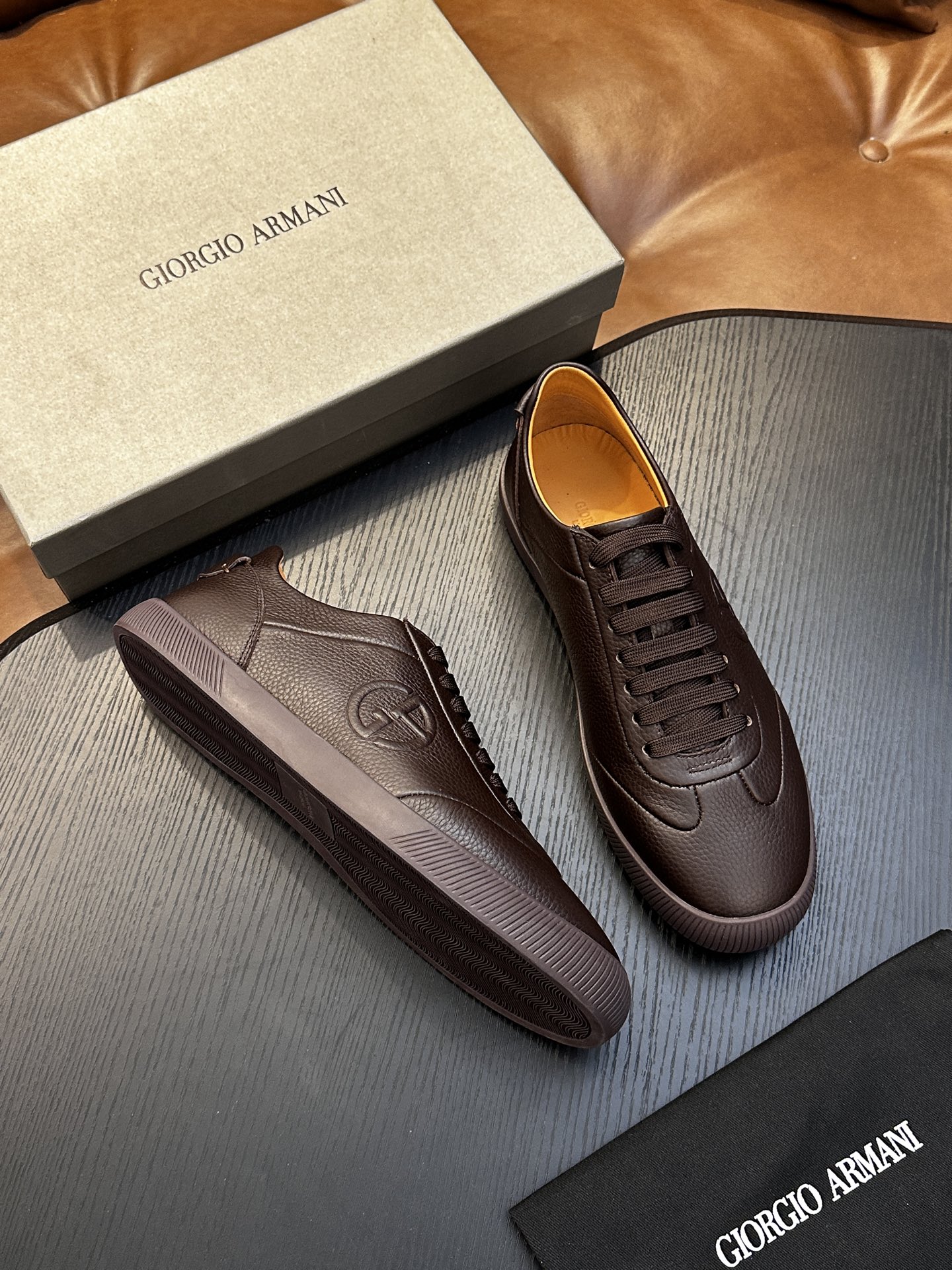 【新款】GIORGIOARMANI(乔治阿玛尼主线)绒面革撞色后跟运动鞋 此款GIORGIOARMANI休闲鞋打造舒适轻 【新款】GIORGIOARMANI(乔治阿玛尼主线)绒面革撞色后跟运动鞋 此款GIORGIOARMANI休闲鞋打造舒适轻