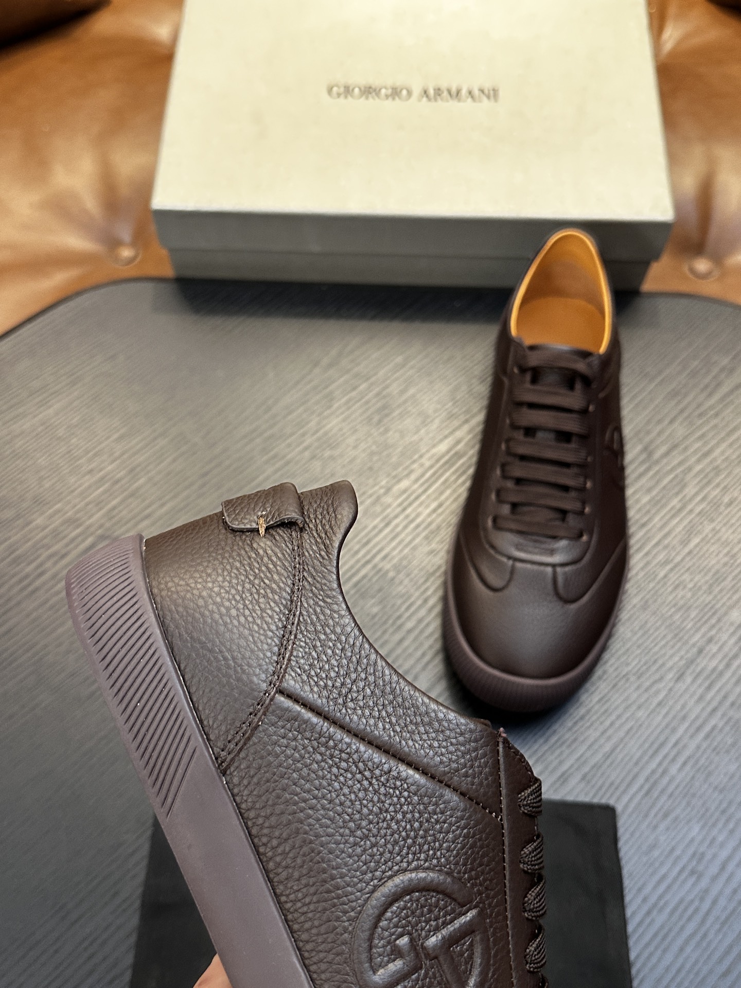 【新款】GIORGIOARMANI(乔治阿玛尼主线)绒面革撞色后跟运动鞋 此款GIORGIOARMANI休闲鞋打造舒适轻 【新款】GIORGIOARMANI(乔治阿玛尼主线)绒面革撞色后跟运动鞋 此款GIORGIOARMANI休闲鞋打造舒适轻
