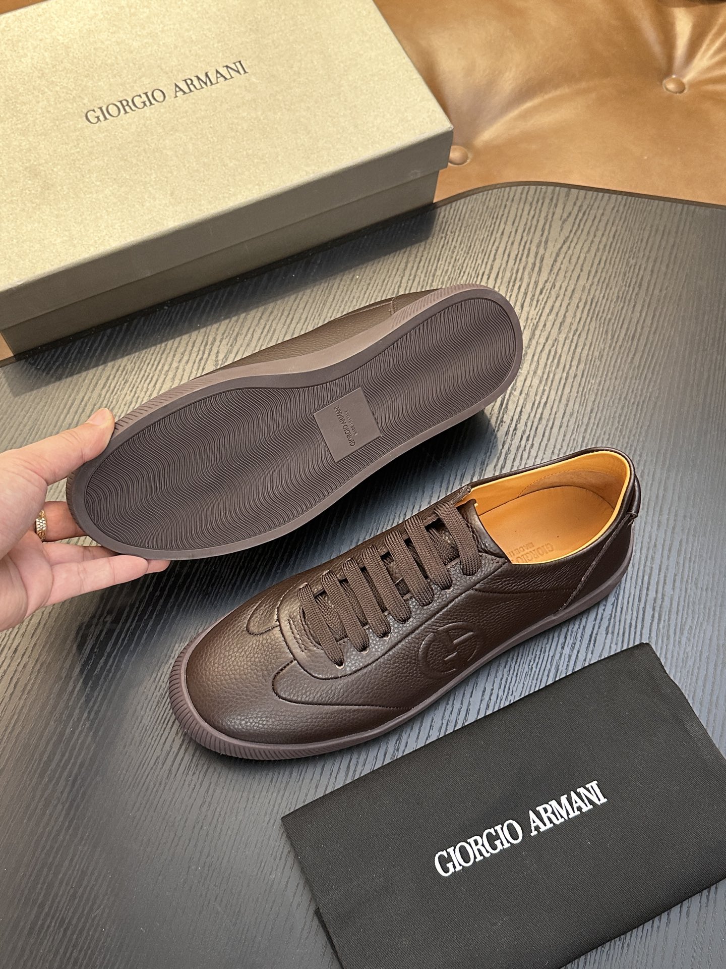 【新款】GIORGIOARMANI(乔治阿玛尼主线)绒面革撞色后跟运动鞋 此款GIORGIOARMANI休闲鞋打造舒适轻 【新款】GIORGIOARMANI(乔治阿玛尼主线)绒面革撞色后跟运动鞋 此款GIORGIOARMANI休闲鞋打造舒适轻