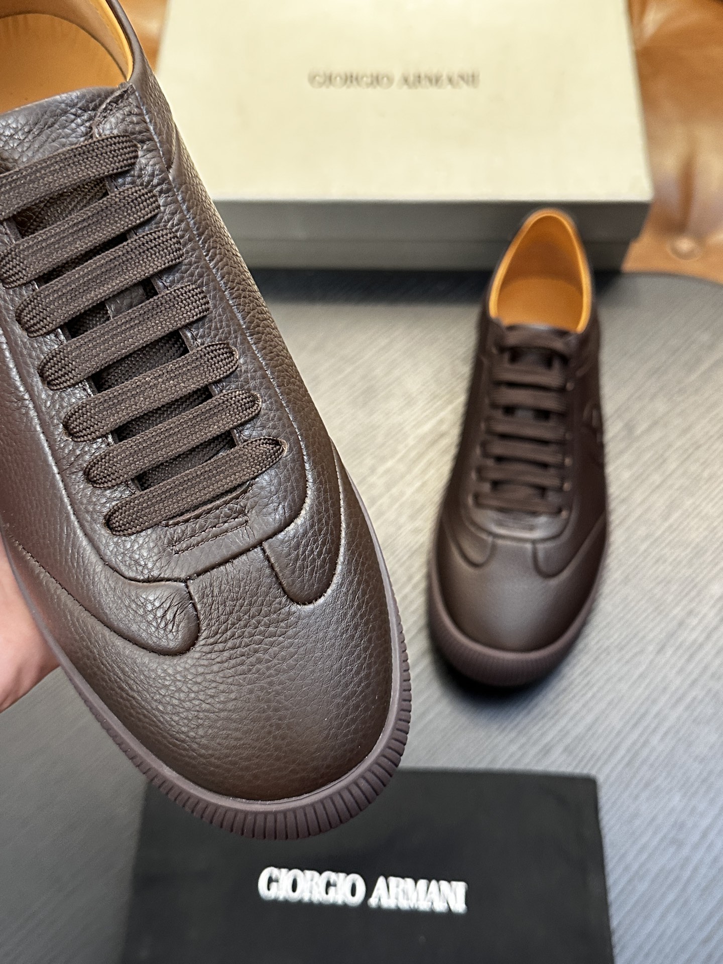 【新款】GIORGIOARMANI(乔治阿玛尼主线)绒面革撞色后跟运动鞋 此款GIORGIOARMANI休闲鞋打造舒适轻 【新款】GIORGIOARMANI(乔治阿玛尼主线)绒面革撞色后跟运动鞋 此款GIORGIOARMANI休闲鞋打造舒适轻