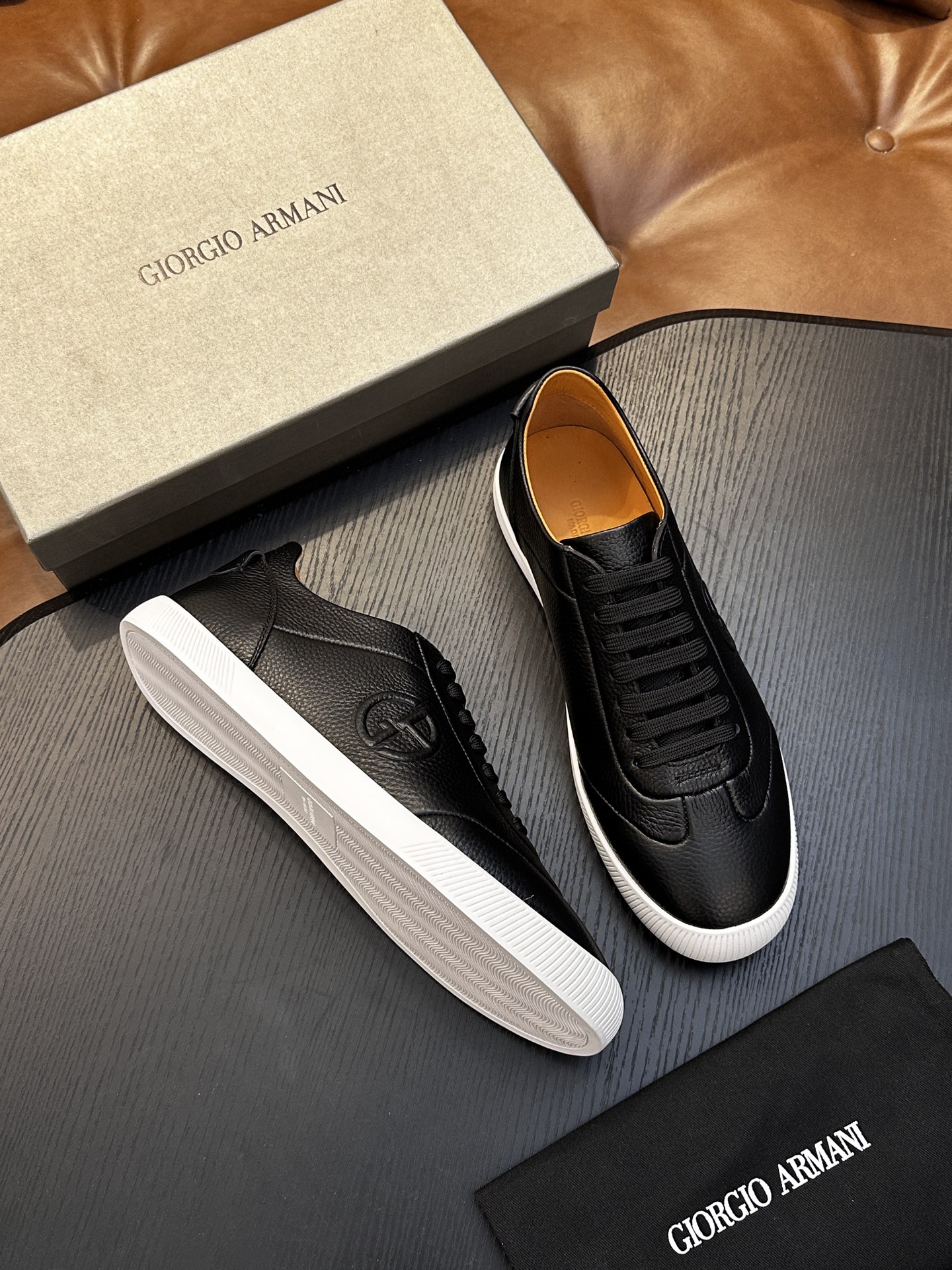 【新款】GIORGIOARMANI(乔治阿玛尼主线)绒面革撞色后跟运动鞋 此款GIORGIOARMANI休闲鞋打造舒适轻 【新款】GIORGIOARMANI(乔治阿玛尼主线)绒面革撞色后跟运动鞋 此款GIORGIOARMANI休闲鞋打造舒适轻