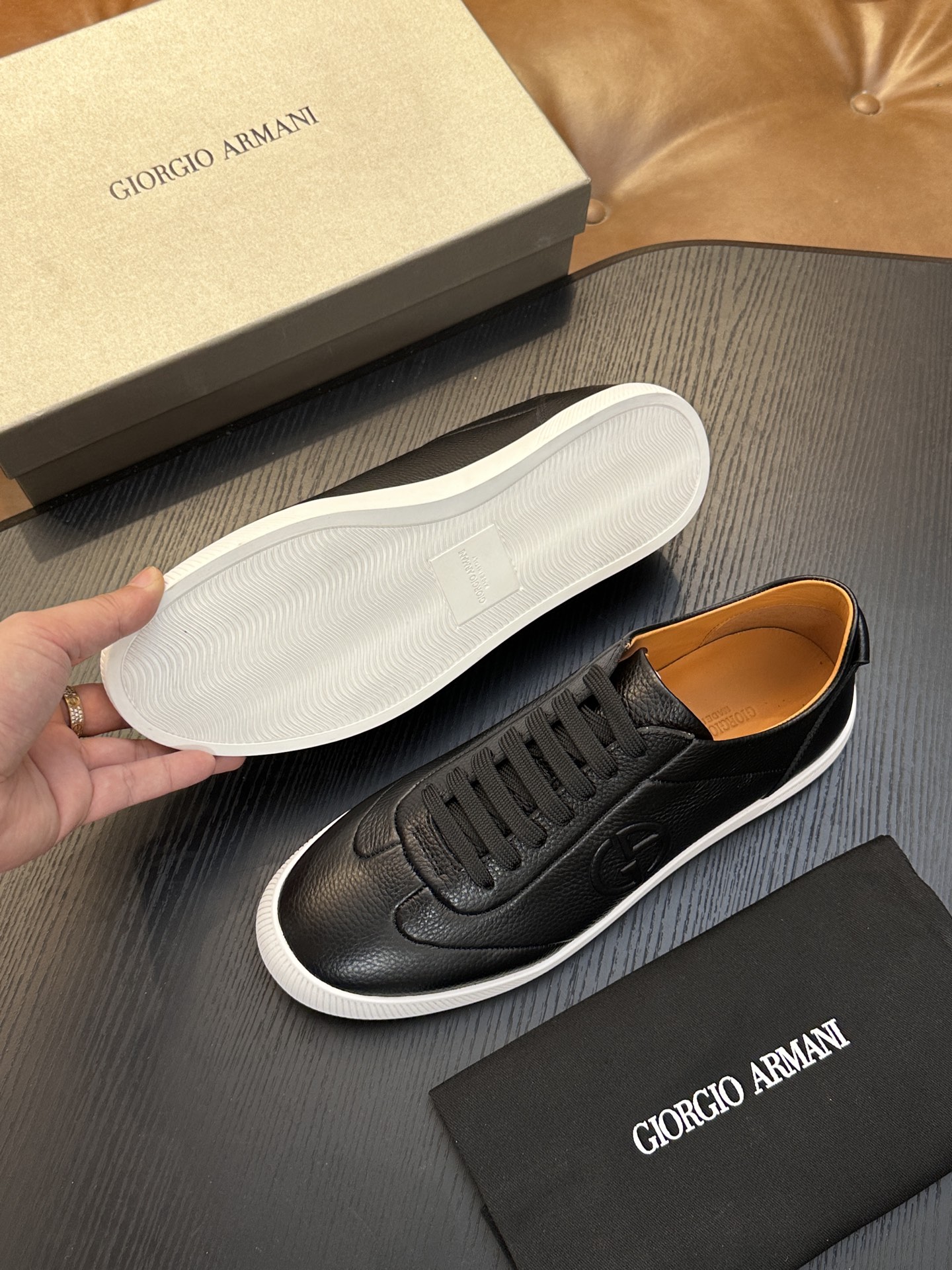 【新款】GIORGIOARMANI(乔治阿玛尼主线)绒面革撞色后跟运动鞋 此款GIORGIOARMANI休闲鞋打造舒适轻 【新款】GIORGIOARMANI(乔治阿玛尼主线)绒面革撞色后跟运动鞋 此款GIORGIOARMANI休闲鞋打造舒适轻