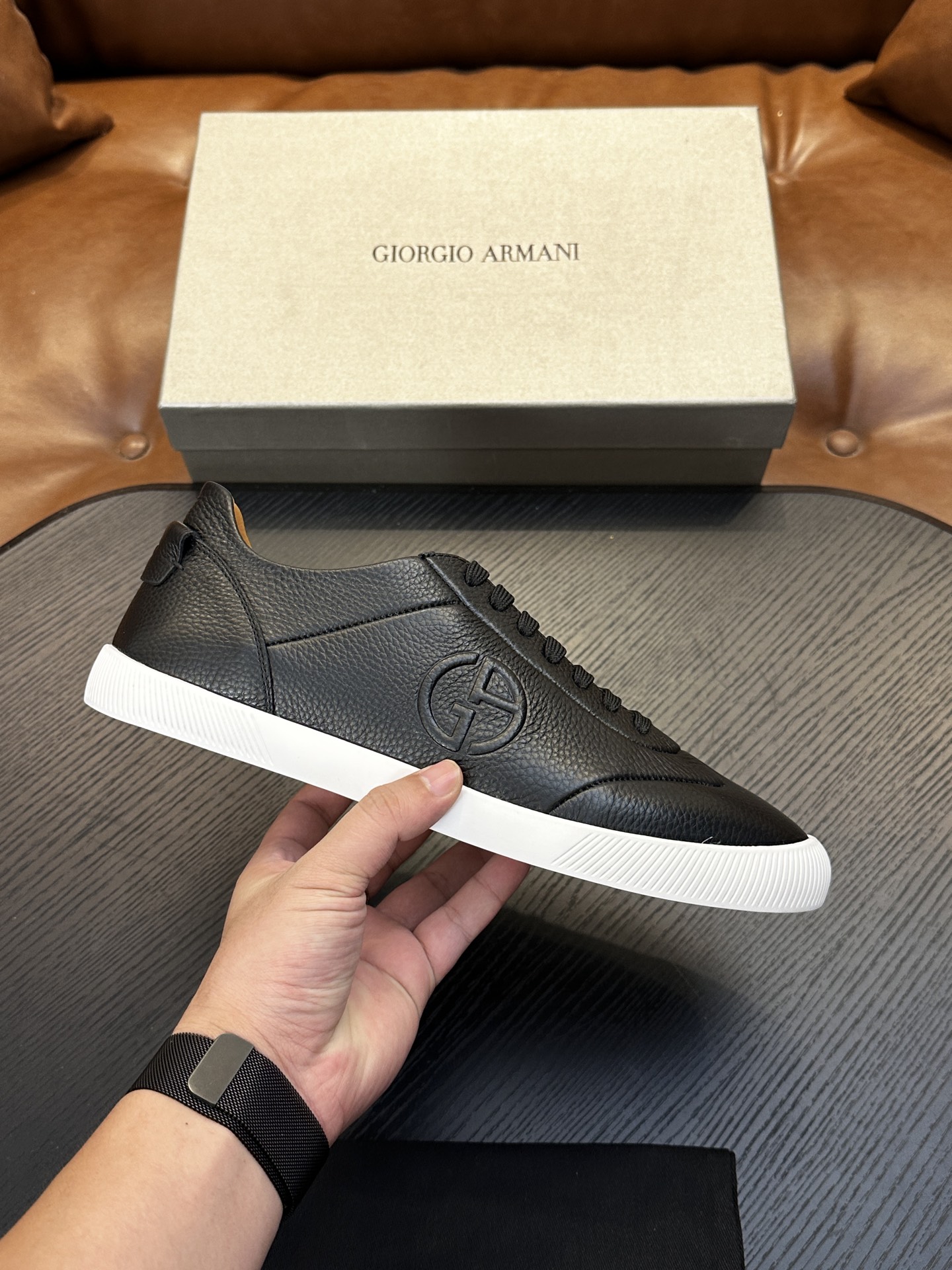 【新款】GIORGIOARMANI（乔治阿玛尼主线）绒面革撞色后跟运动鞋 此款GIORGIOARMANI休闲鞋打造舒适轻