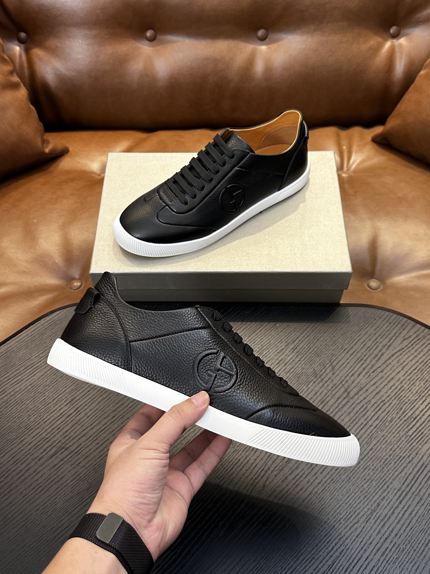 【新款】GIORGIOARMANI(乔治阿玛尼主线)绒面革撞色后跟运动鞋 此款GIORGIOARMANI休闲鞋打造舒适轻 【新款】GIORGIOARMANI(乔治阿玛尼主线)绒面革撞色后跟运动鞋 此款GIORGIOARMANI休闲鞋打造舒适轻