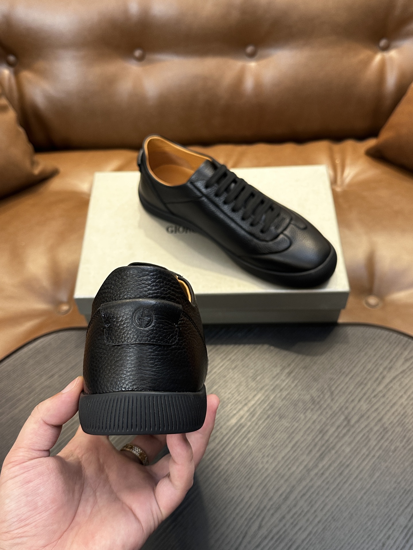 【新款】GIORGIOARMANI（乔治阿玛尼主线）绒面革撞色后跟运动鞋 此款GIORGIOARMANI休闲鞋打造舒适轻