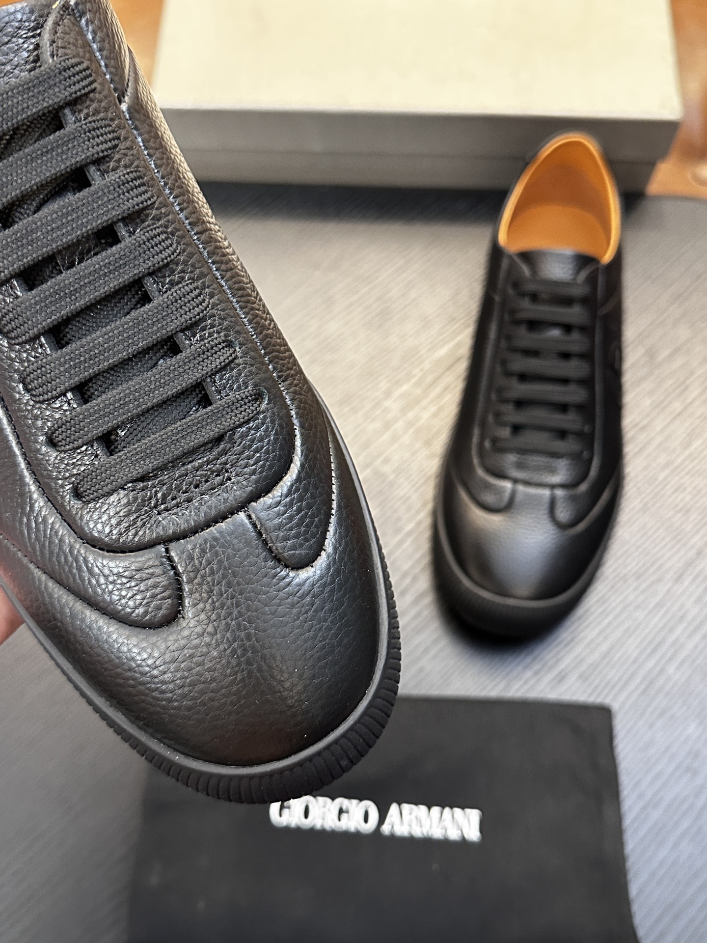 【新款】GIORGIOARMANI（乔治阿玛尼主线）绒面革撞色后跟运动鞋 此款GIORGIOARMANI休闲鞋打造舒适轻