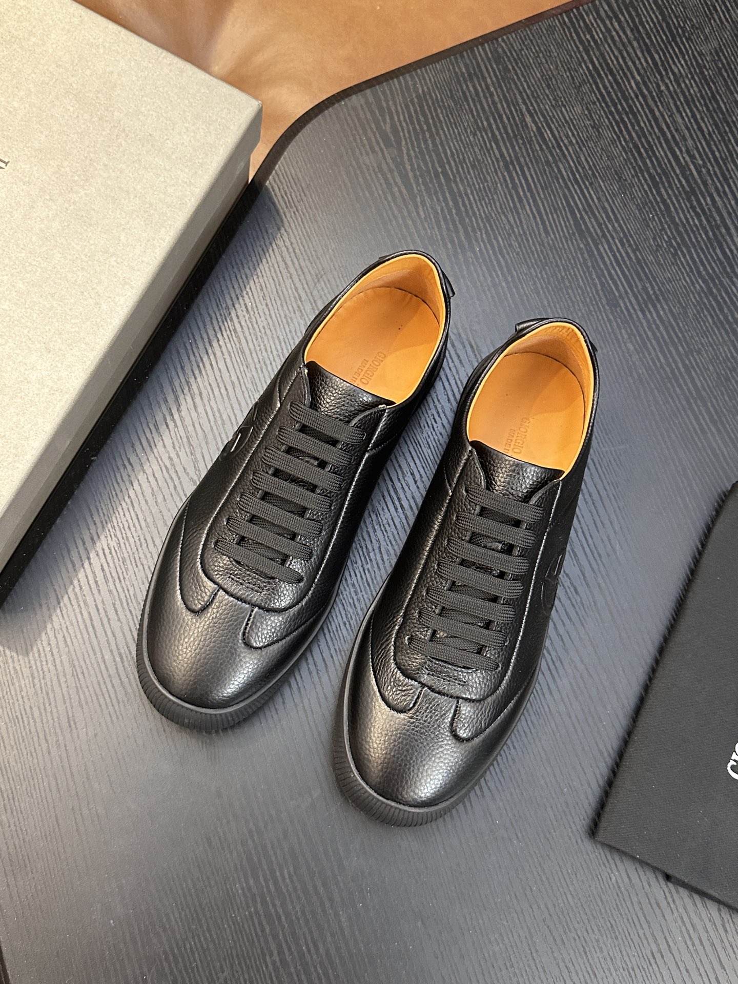 【新款】GIORGIOARMANI（乔治阿玛尼主线）绒面革撞色后跟运动鞋 此款GIORGIOARMANI休闲鞋打造舒适轻