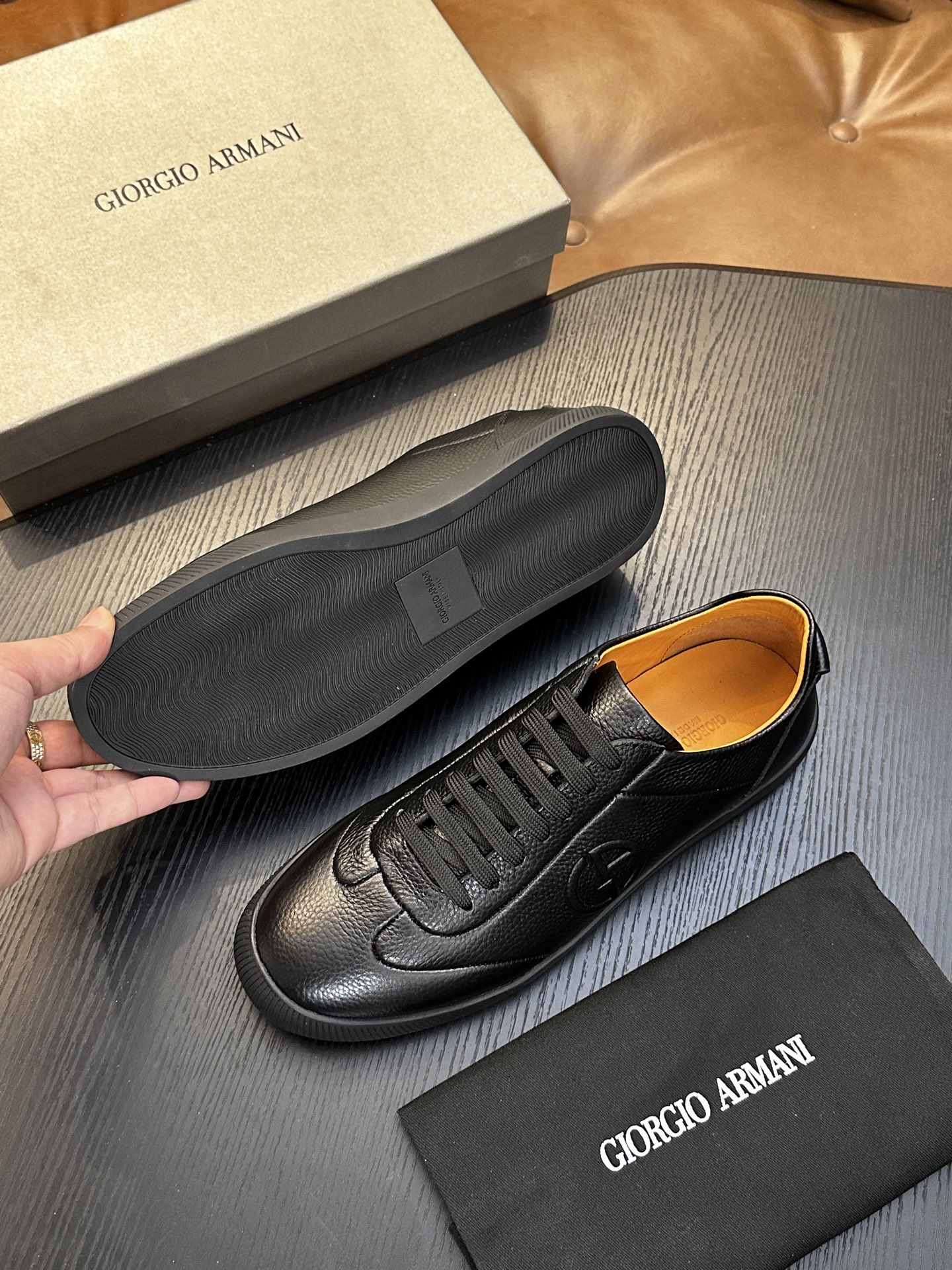 【新款】GIORGIOARMANI（乔治阿玛尼主线）绒面革撞色后跟运动鞋 此款GIORGIOARMANI休闲鞋打造舒适轻