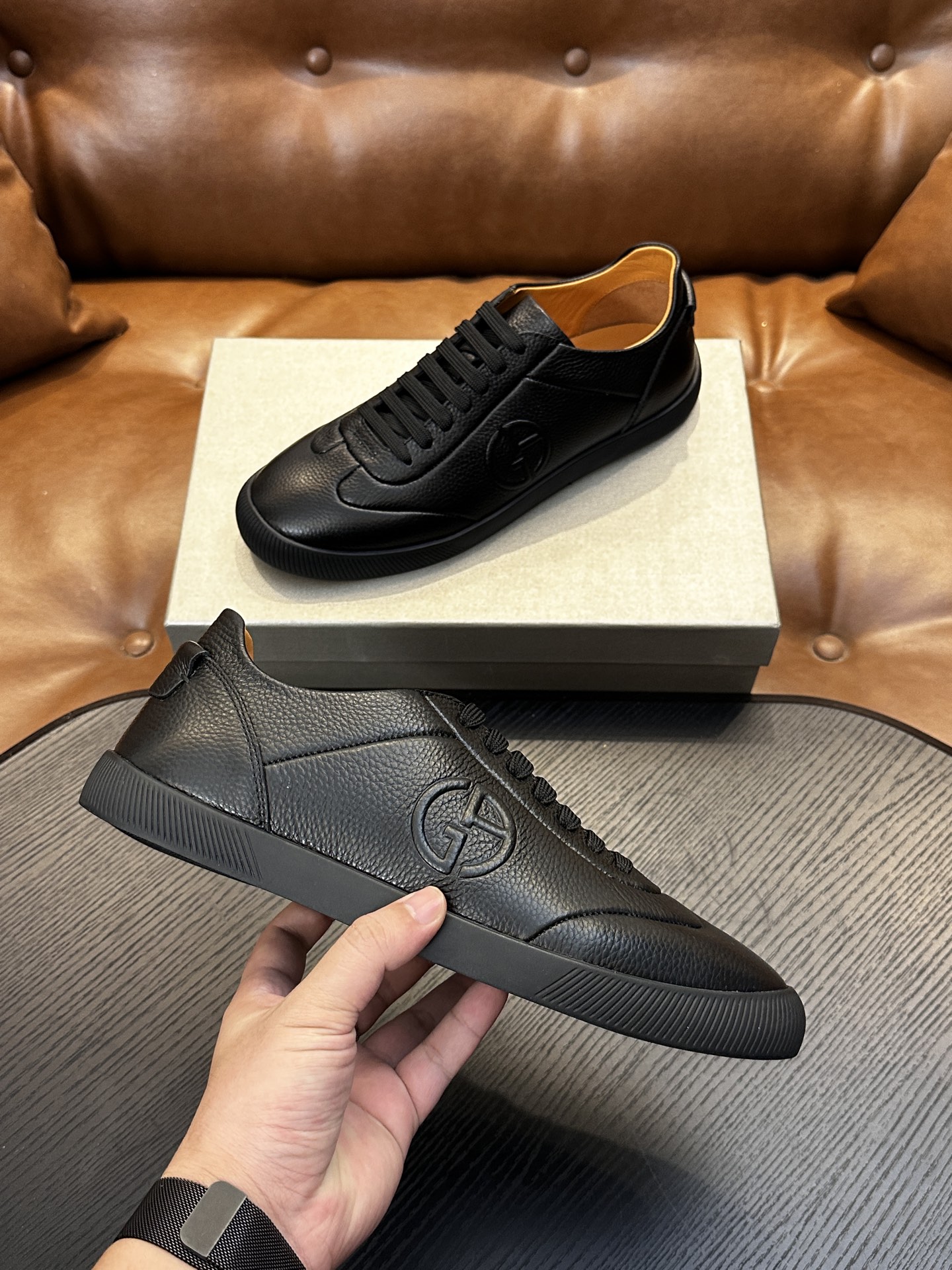 【新款】GIORGIOARMANI（乔治阿玛尼主线）绒面革撞色后跟运动鞋 此款GIORGIOARMANI休闲鞋打造舒适轻