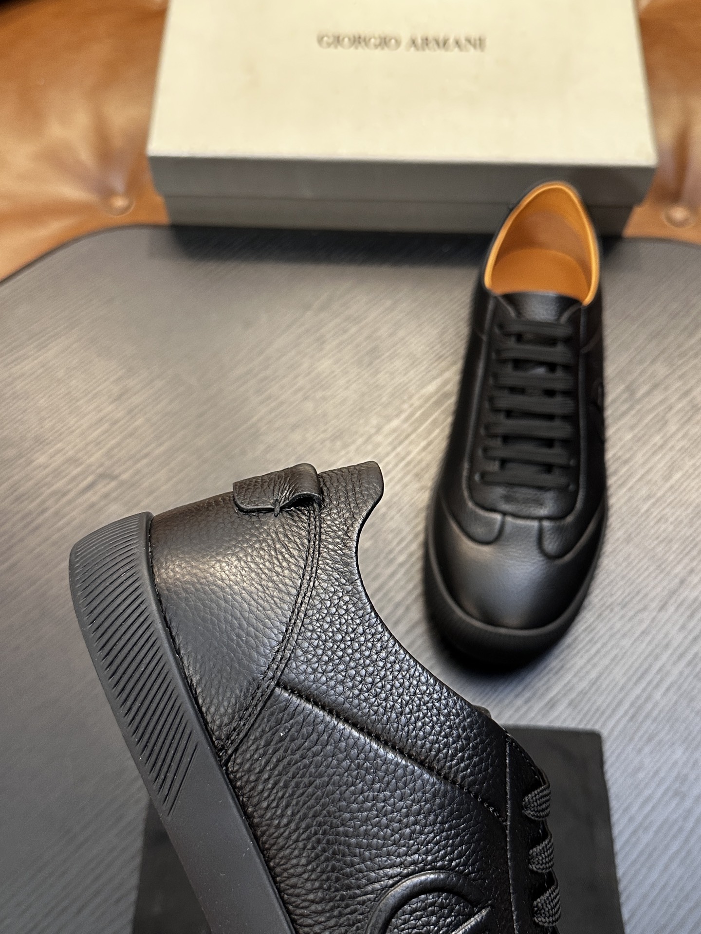 【新款】GIORGIOARMANI（乔治阿玛尼主线）绒面革撞色后跟运动鞋 此款GIORGIOARMANI休闲鞋打造舒适轻