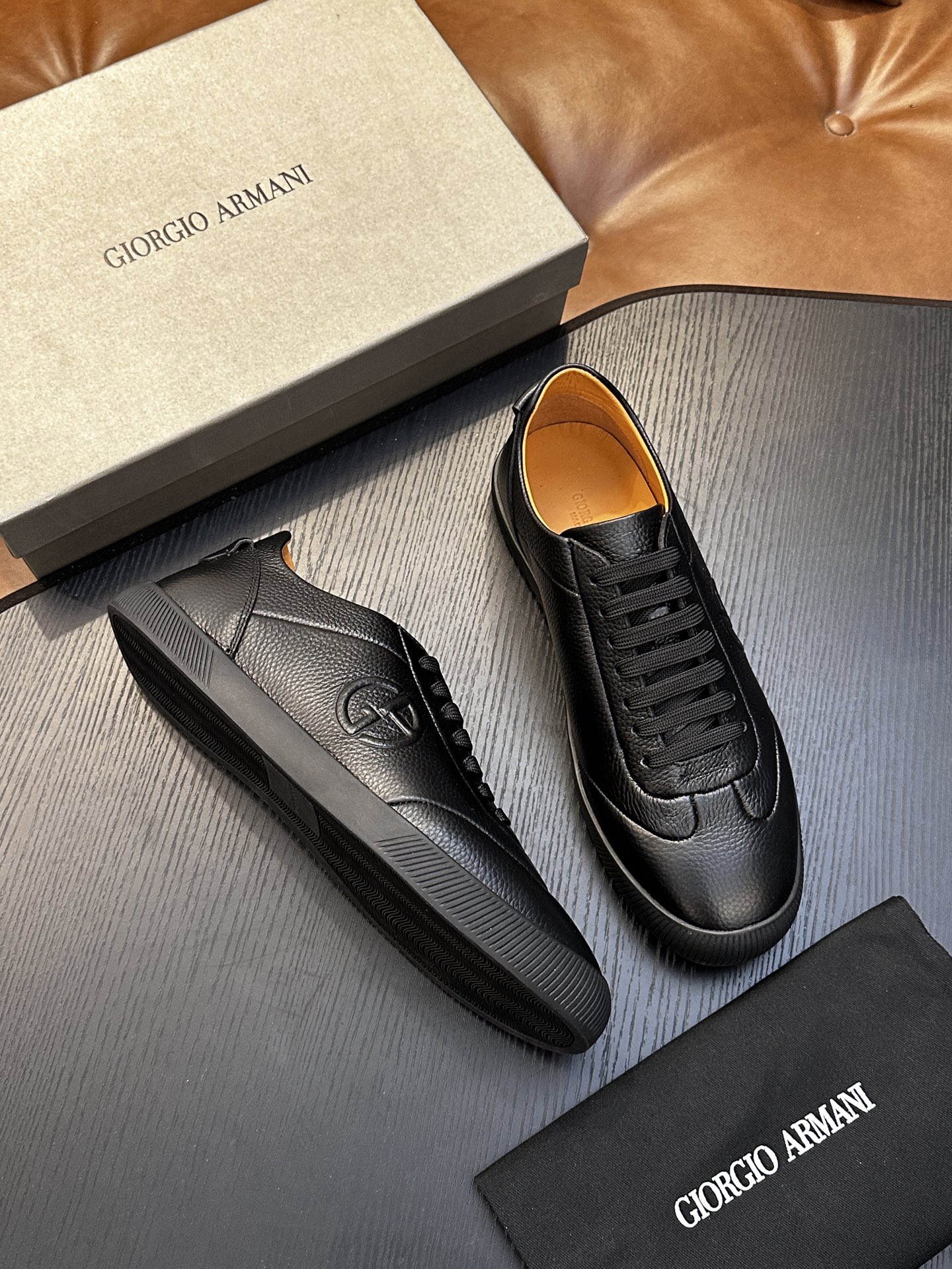 【新款】GIORGIOARMANI（乔治阿玛尼主线）绒面革撞色后跟运动鞋 此款GIORGIOARMANI休闲鞋打造舒适轻