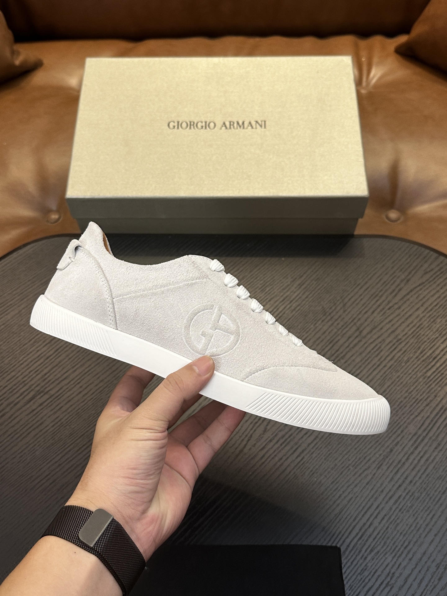 【新款】GIORGIOARMANI（乔治阿玛尼主线）绒面革撞色后跟运动鞋 此款GIORGIOARMANI休闲鞋打造舒适轻