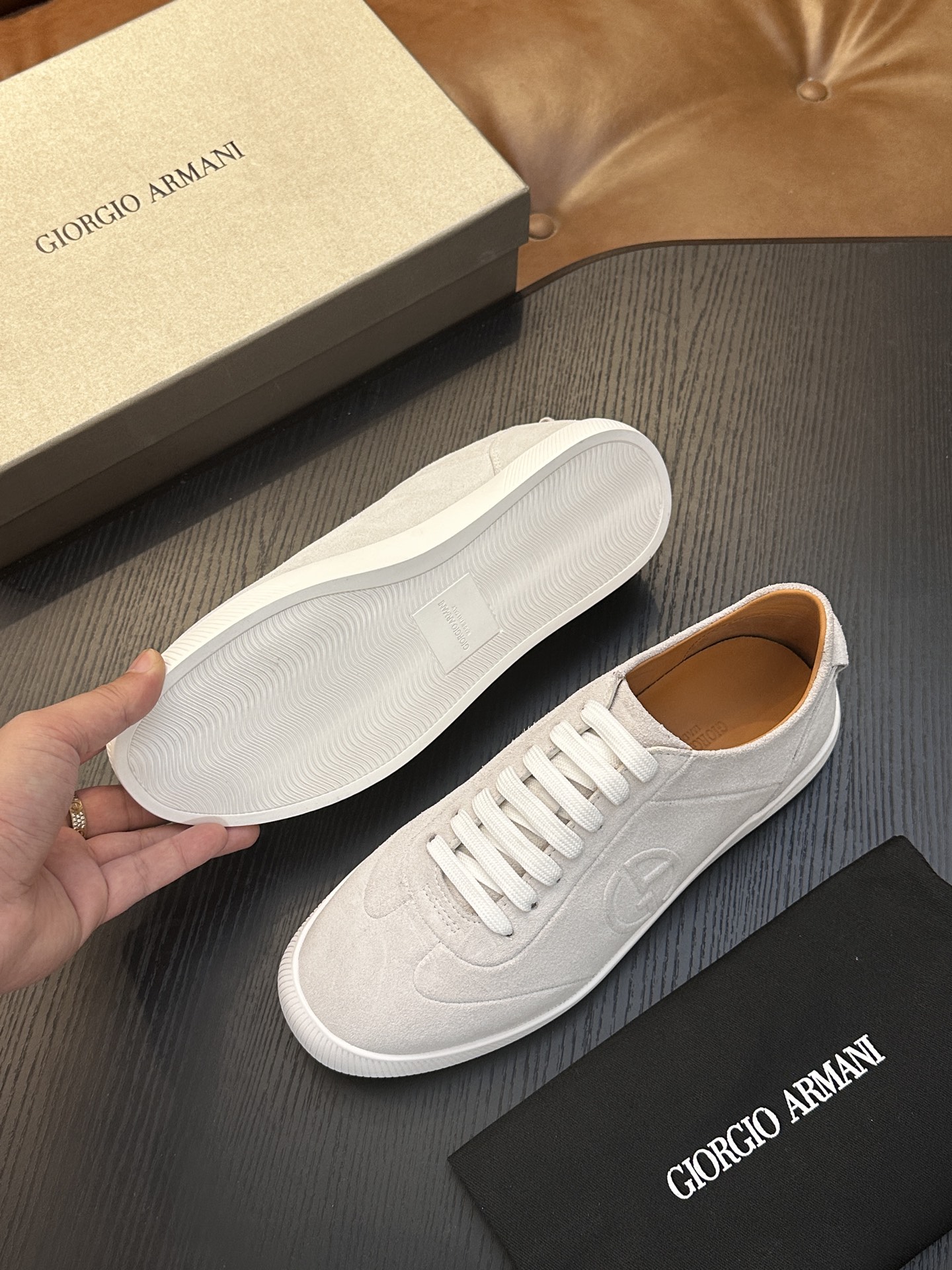 【新款】GIORGIOARMANI(乔治阿玛尼主线)绒面革撞色后跟运动鞋 此款GIORGIOARMANI休闲鞋打造舒适轻 【新款】GIORGIOARMANI(乔治阿玛尼主线)绒面革撞色后跟运动鞋 此款GIORGIOARMANI休闲鞋打造舒适轻
