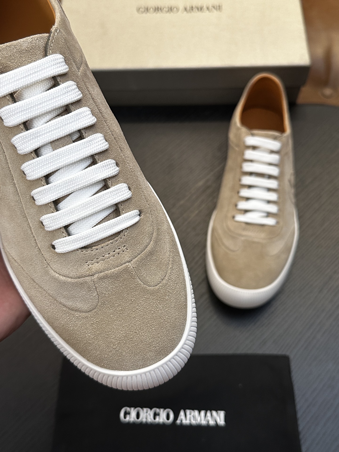 【新款】GIORGIOARMANI（乔治阿玛尼主线）绒面革撞色后跟运动鞋 此款GIORGIOARMANI休闲鞋打造舒适轻