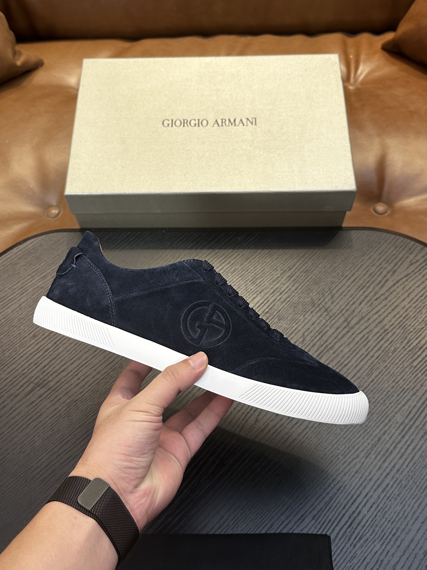 【新款】GIORGIOARMANI（乔治阿玛尼主线）绒面革撞色后跟运动鞋 此款GIORGIOARMANI休闲鞋打造舒适轻