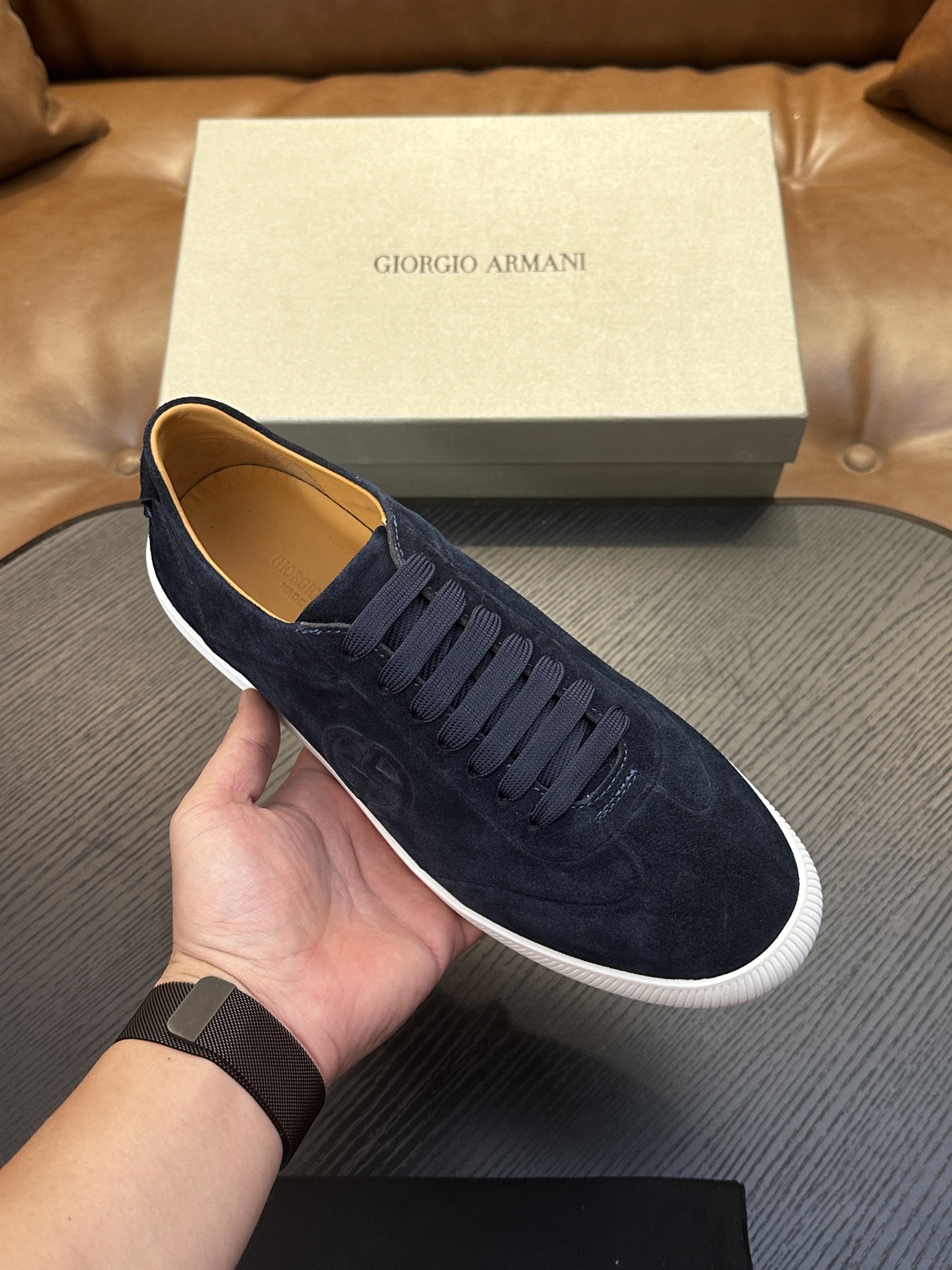【新款】GIORGIOARMANI（乔治阿玛尼主线）绒面革撞色后跟运动鞋 此款GIORGIOARMANI休闲鞋打造舒适轻