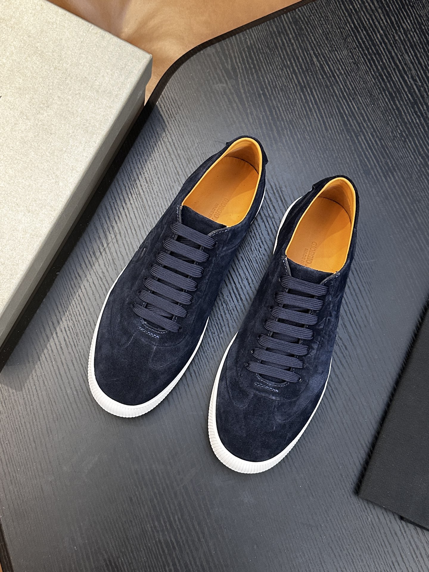 【新款】GIORGIOARMANI（乔治阿玛尼主线）绒面革撞色后跟运动鞋 此款GIORGIOARMANI休闲鞋打造舒适轻