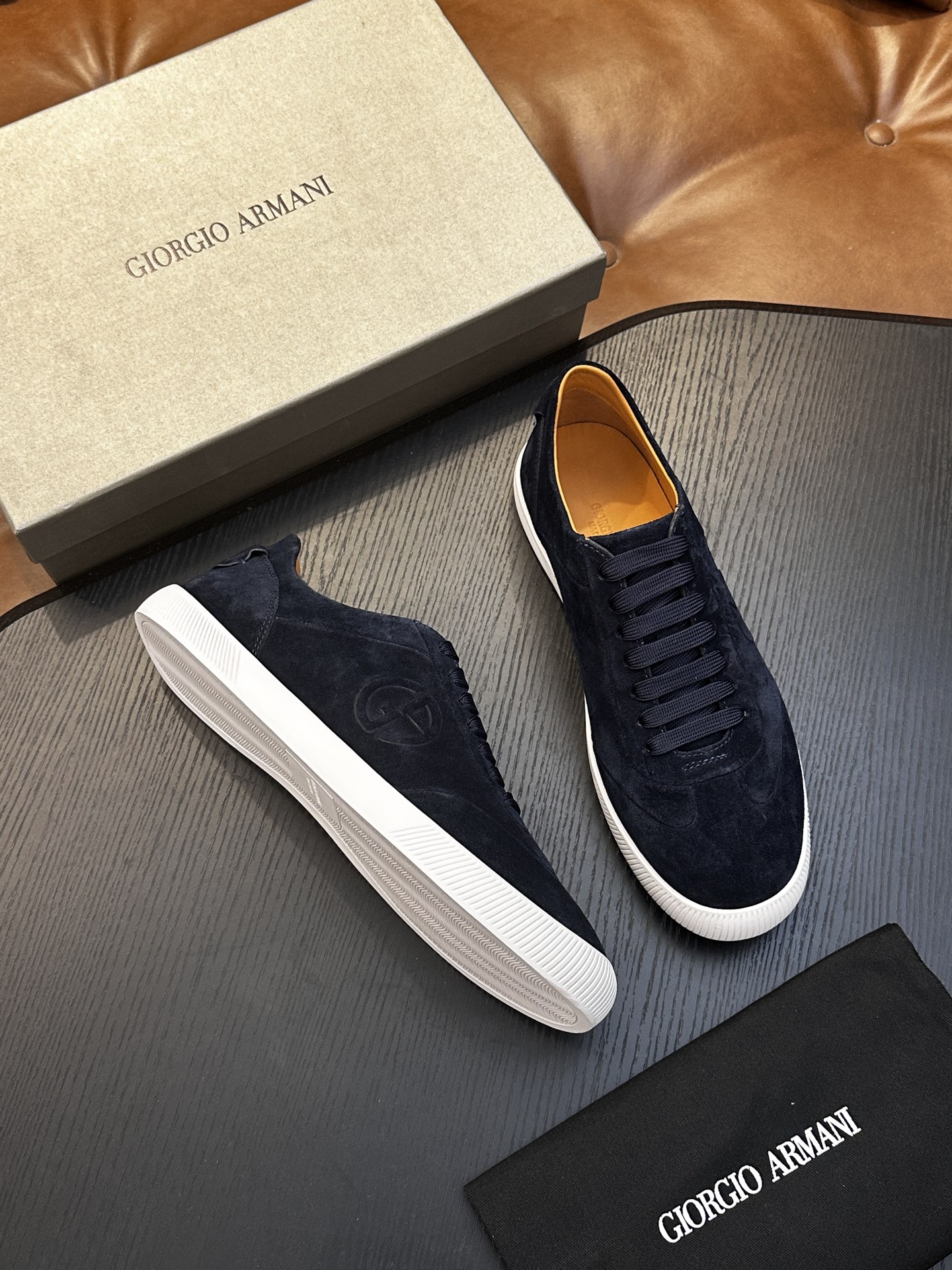 【新款】GIORGIOARMANI（乔治阿玛尼主线）绒面革撞色后跟运动鞋 此款GIORGIOARMANI休闲鞋打造舒适轻