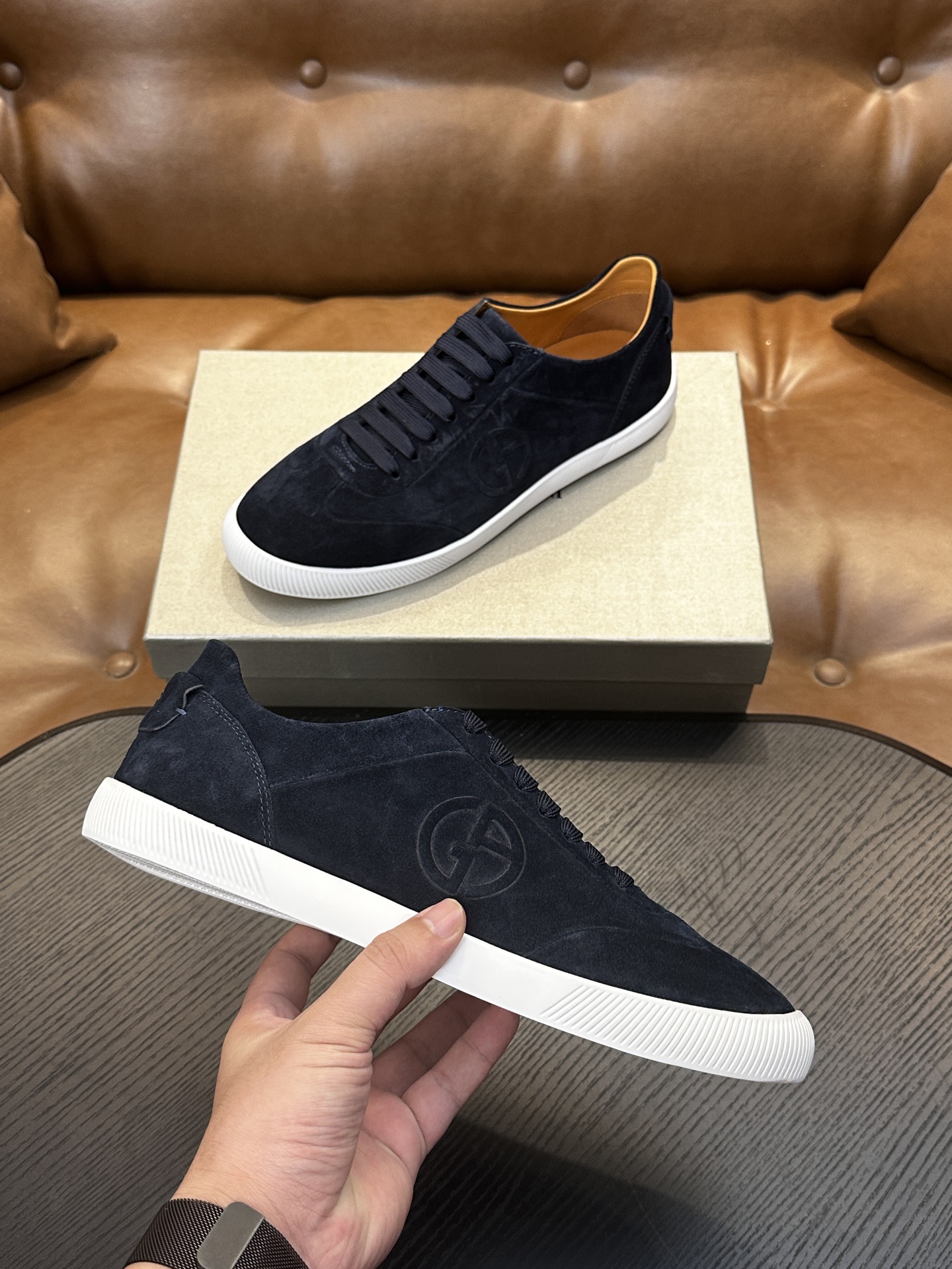 【新款】GIORGIOARMANI（乔治阿玛尼主线）绒面革撞色后跟运动鞋 此款GIORGIOARMANI休闲鞋打造舒适轻