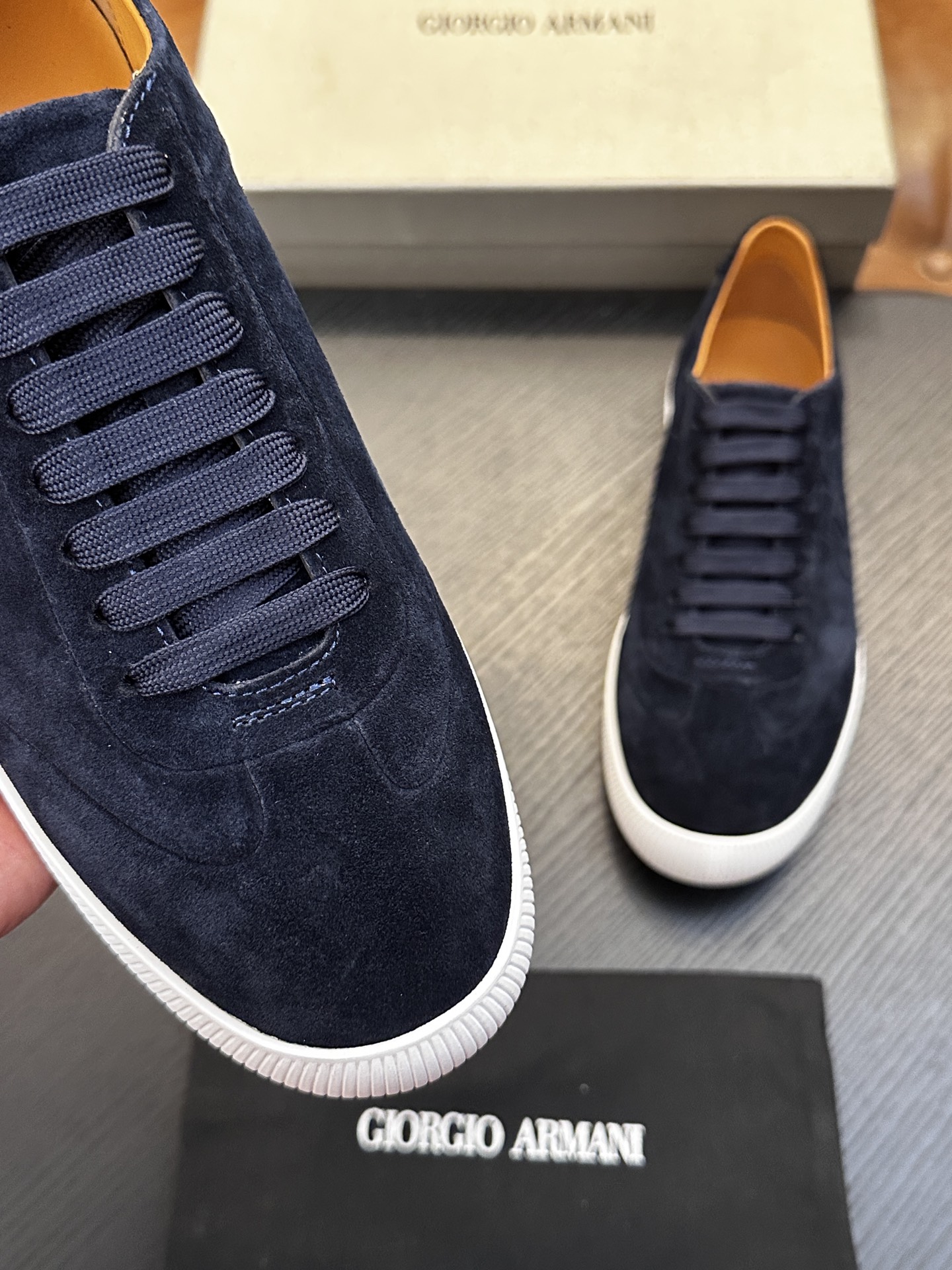 【新款】GIORGIOARMANI（乔治阿玛尼主线）绒面革撞色后跟运动鞋 此款GIORGIOARMANI休闲鞋打造舒适轻
