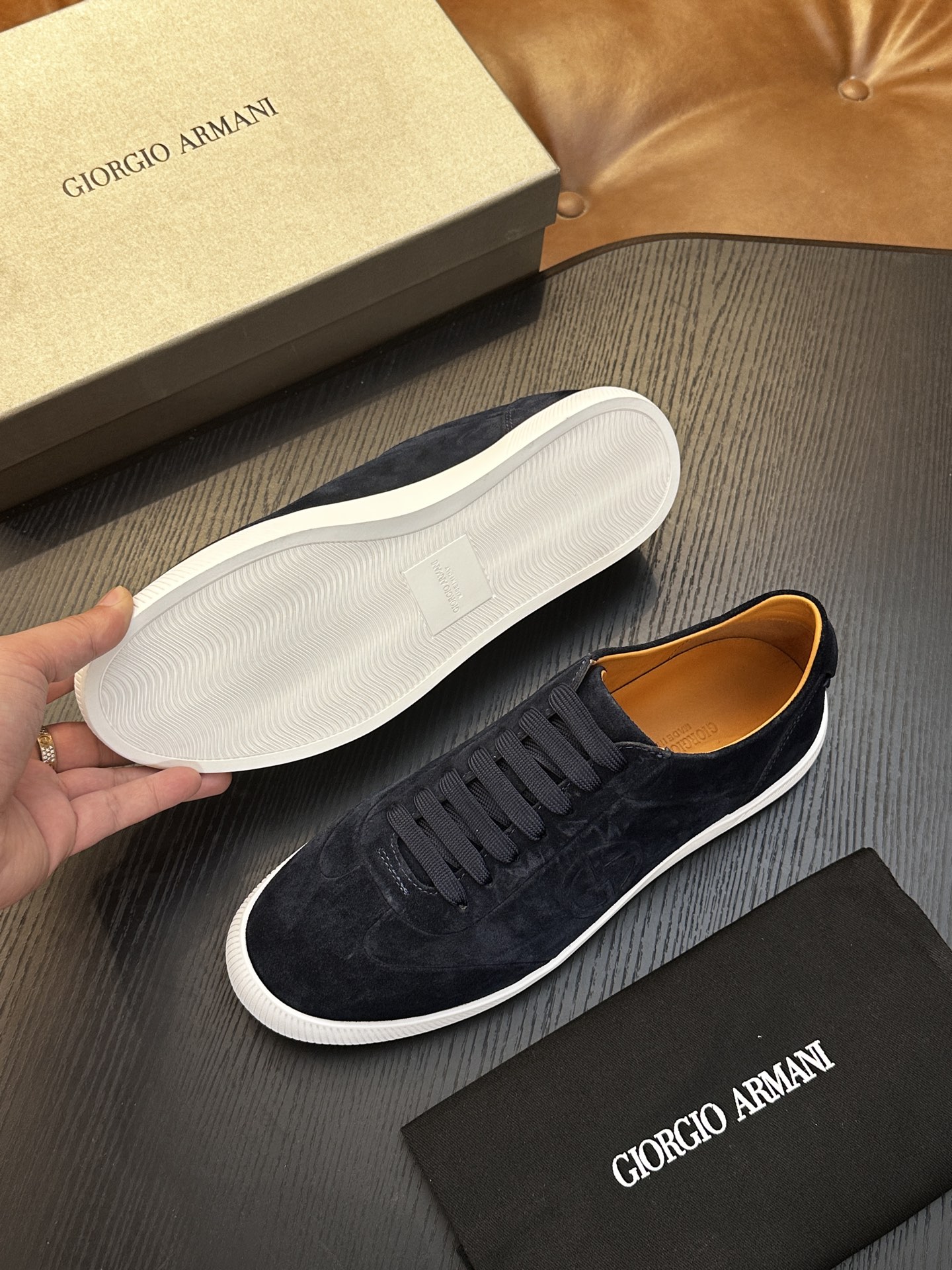 【新款】GIORGIOARMANI（乔治阿玛尼主线）绒面革撞色后跟运动鞋 此款GIORGIOARMANI休闲鞋打造舒适轻