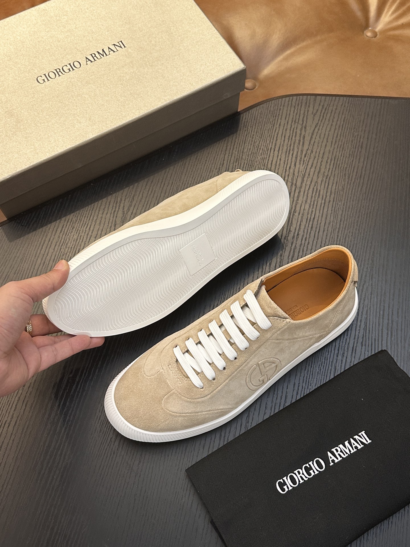 【新款】GIORGIOARMANI（乔治阿玛尼主线）绒面革撞色后跟运动鞋 此款GIORGIOARMANI休闲鞋打造舒适轻