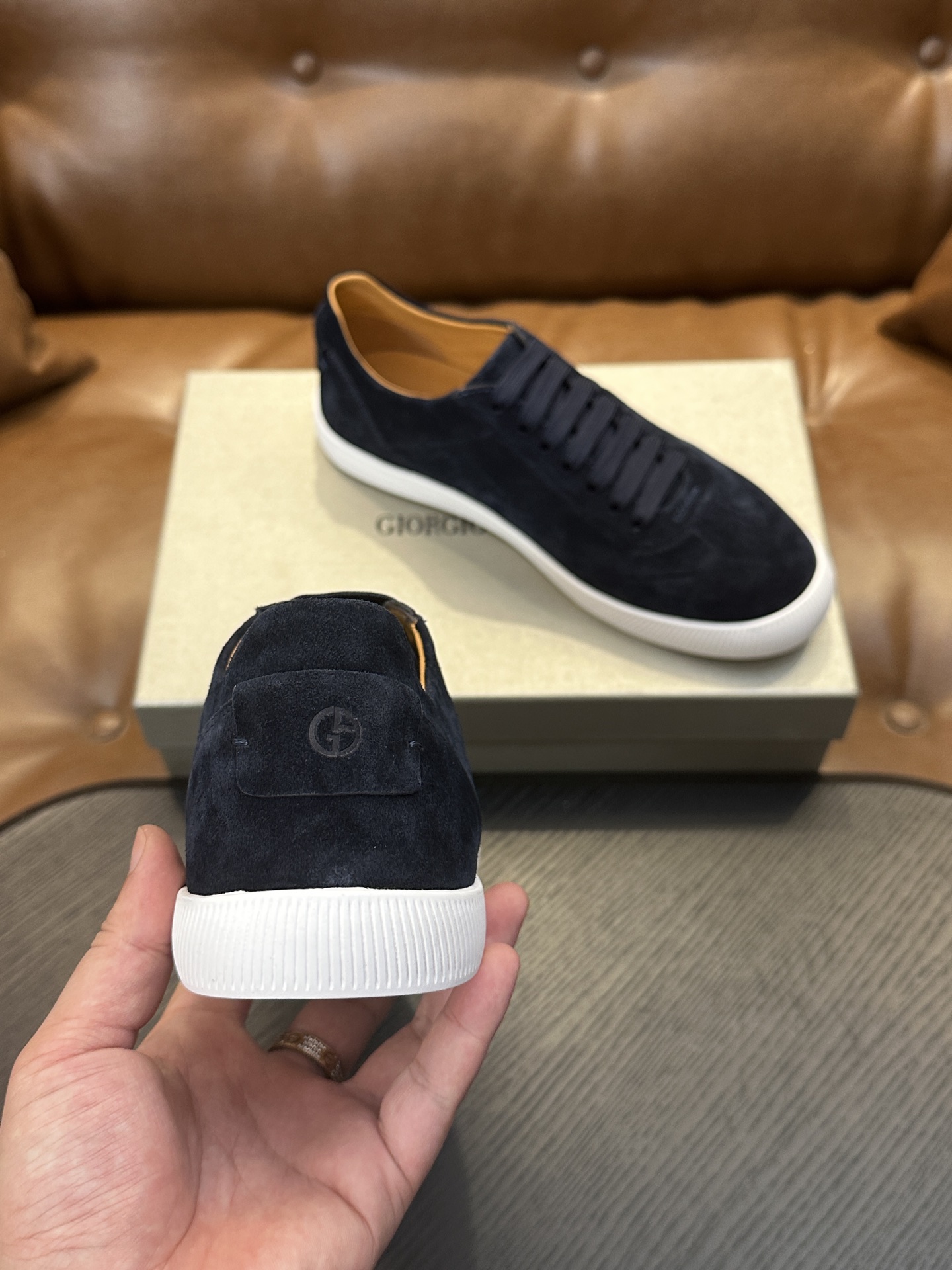 【新款】GIORGIOARMANI（乔治阿玛尼主线）绒面革撞色后跟运动鞋 此款GIORGIOARMANI休闲鞋打造舒适轻